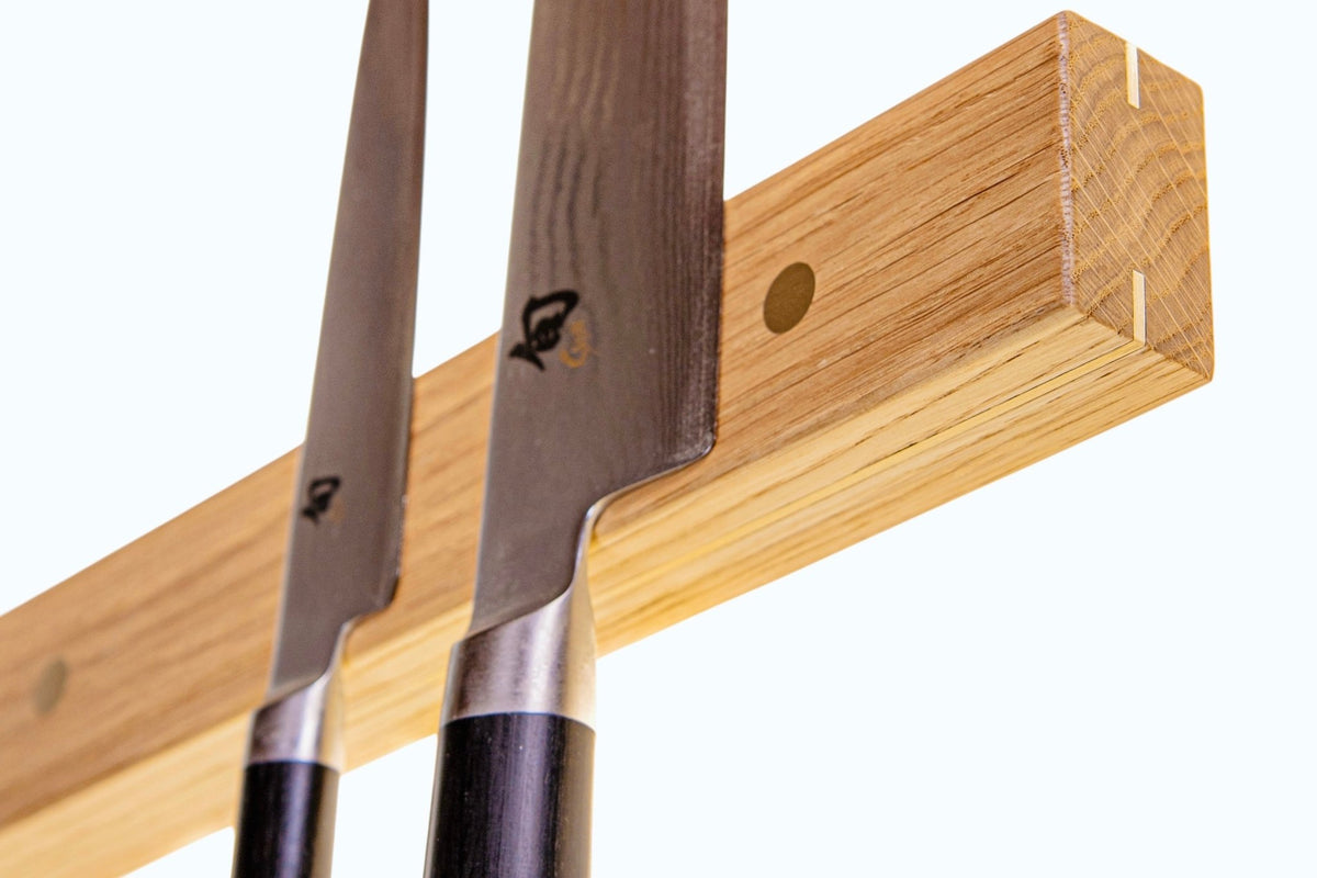 Knivmagnet i massivt træ med køkkenknive, håndlavet af Rune-Jakobsen Woodworks