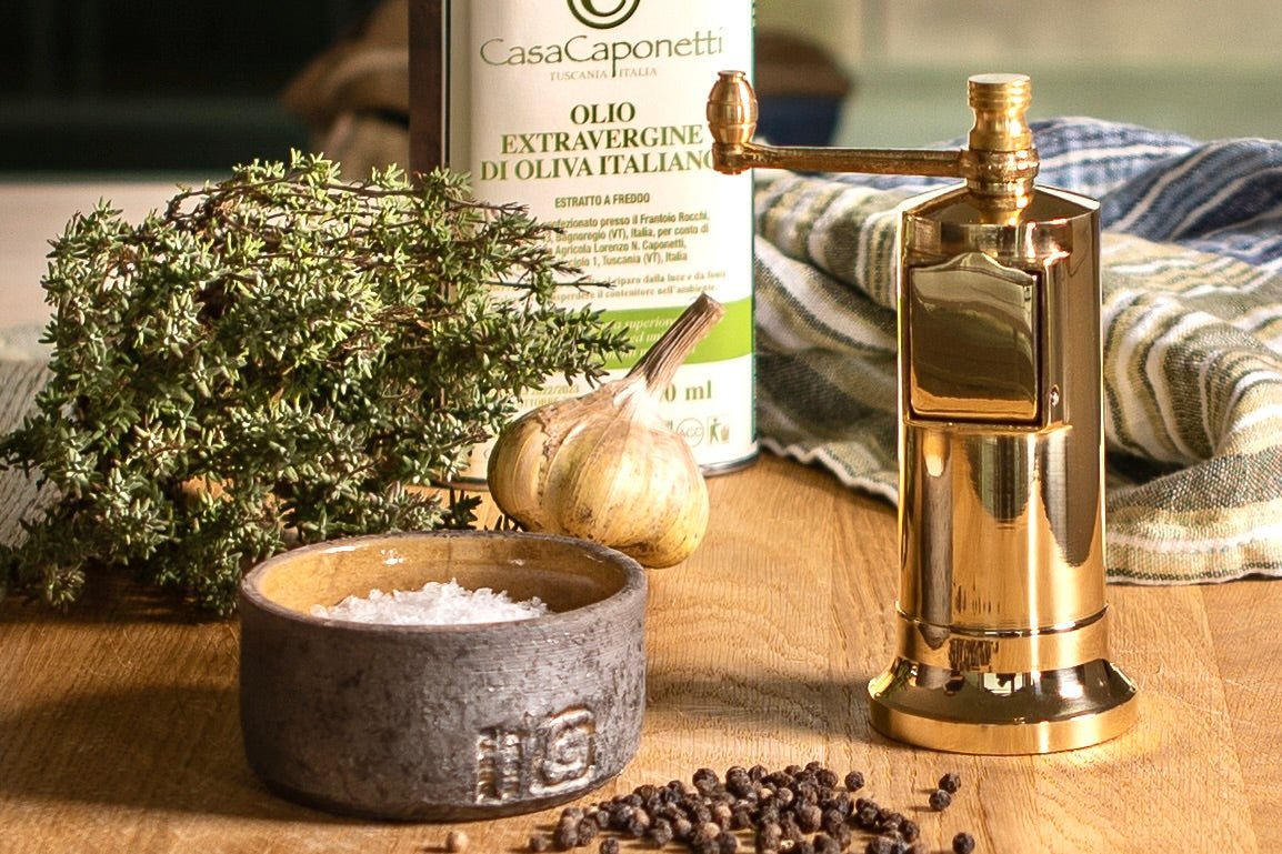 Alexander Handcrafted Mills salt- og peberkværn i massiv messing hos Rune-Jakobsen Design
