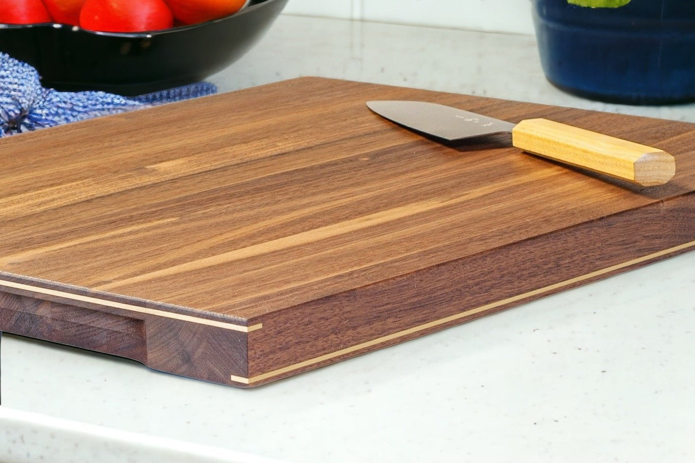 Grounded – skærebræt i messing, 3 cm, valnød, fra Rune-Jakobsen Woodworks