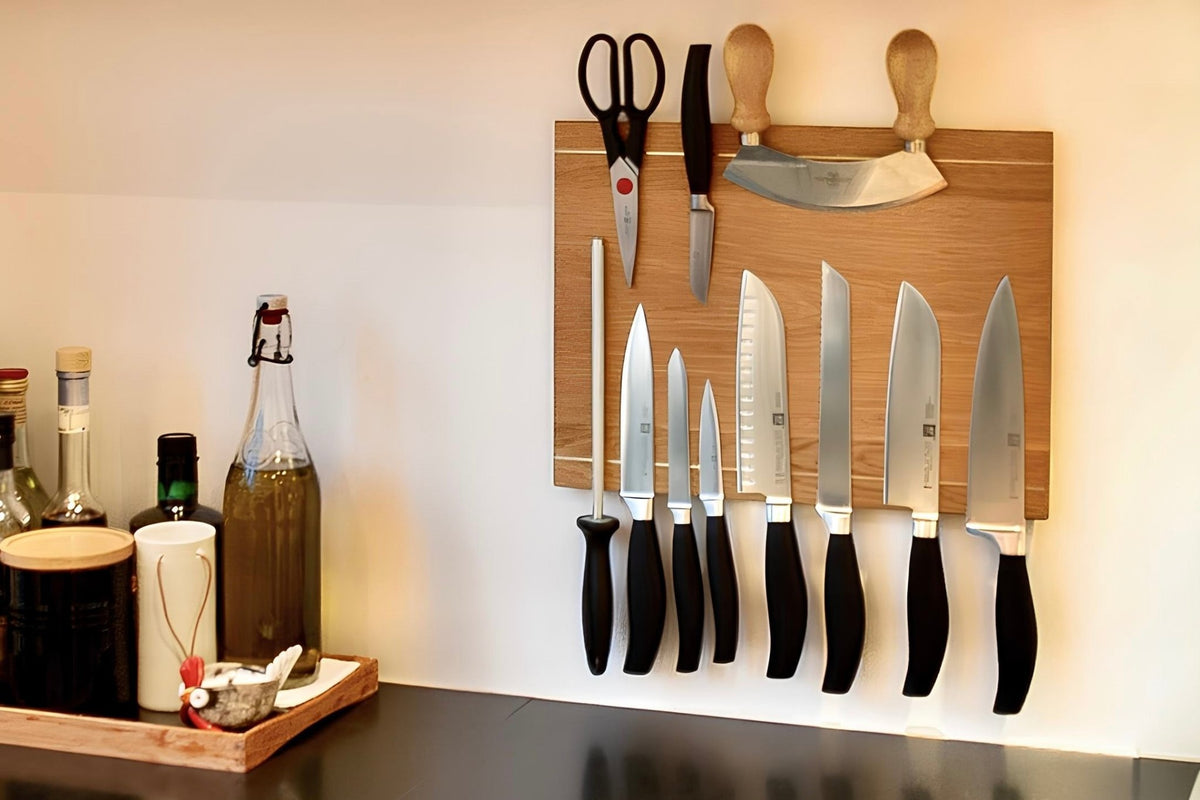Køkkenknive på knivmagnet i massivt træ fra Rune-Jakobsen Woodworks
