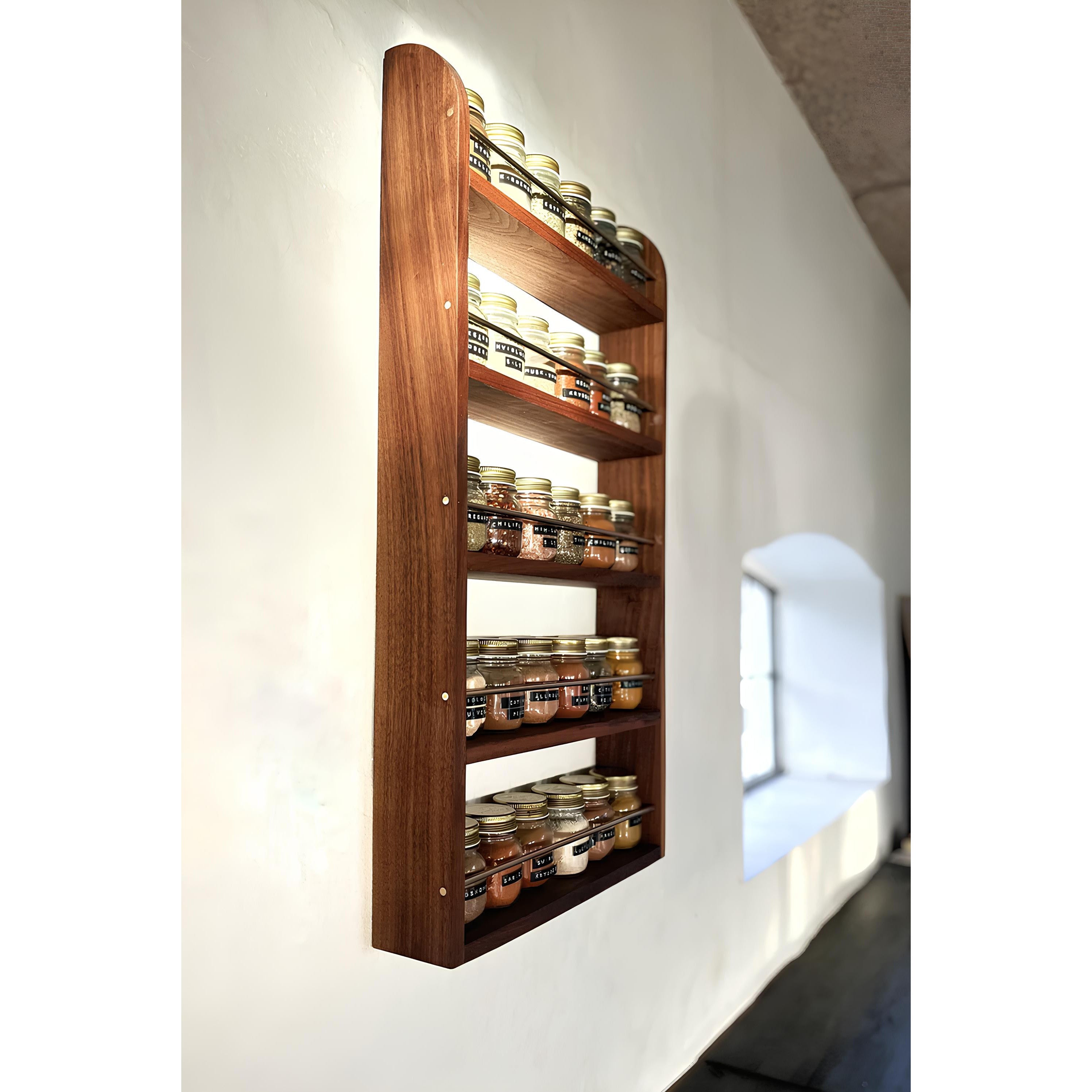 Portaspezie in legno massello di rovere o noce con dettagli in vetro e ottone.