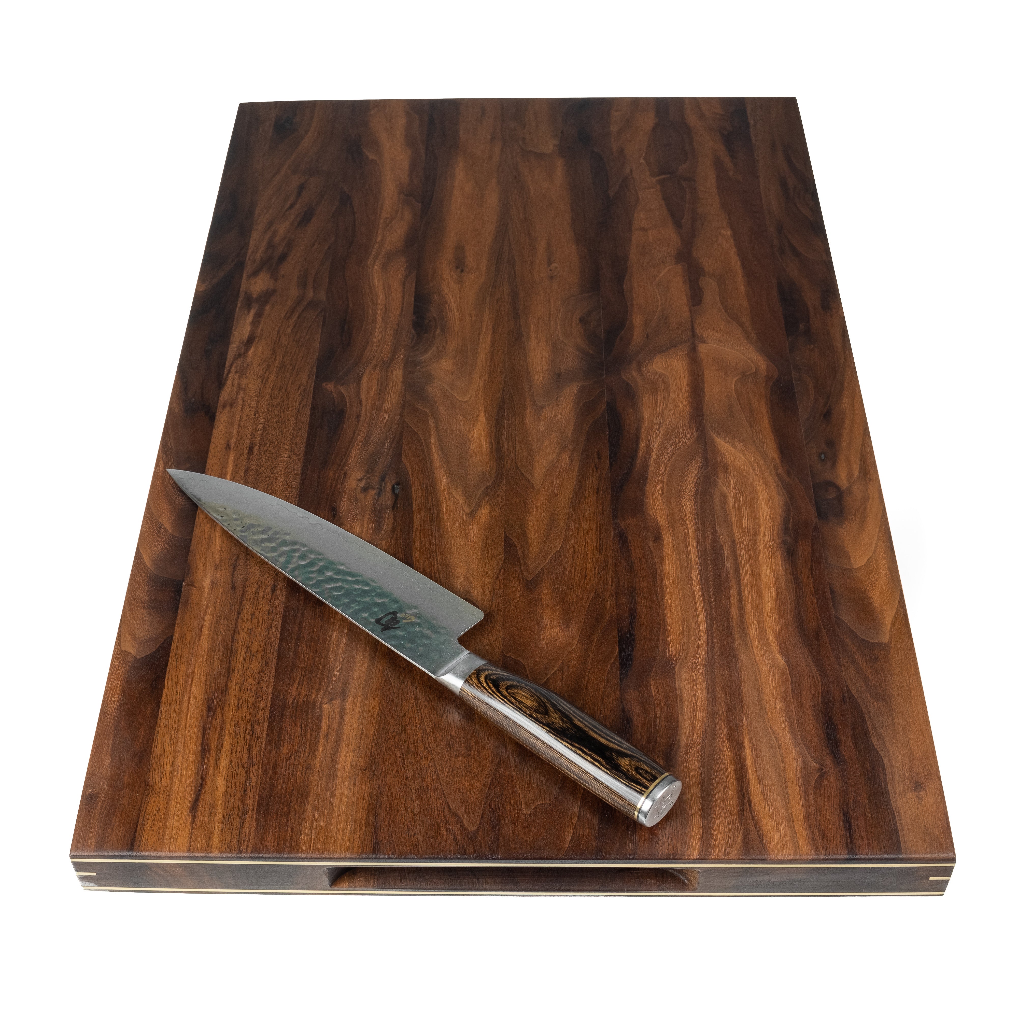Plain. 3 cm thick cutting board with brass details. Sizes from 35x25 cm - 60x40 cm