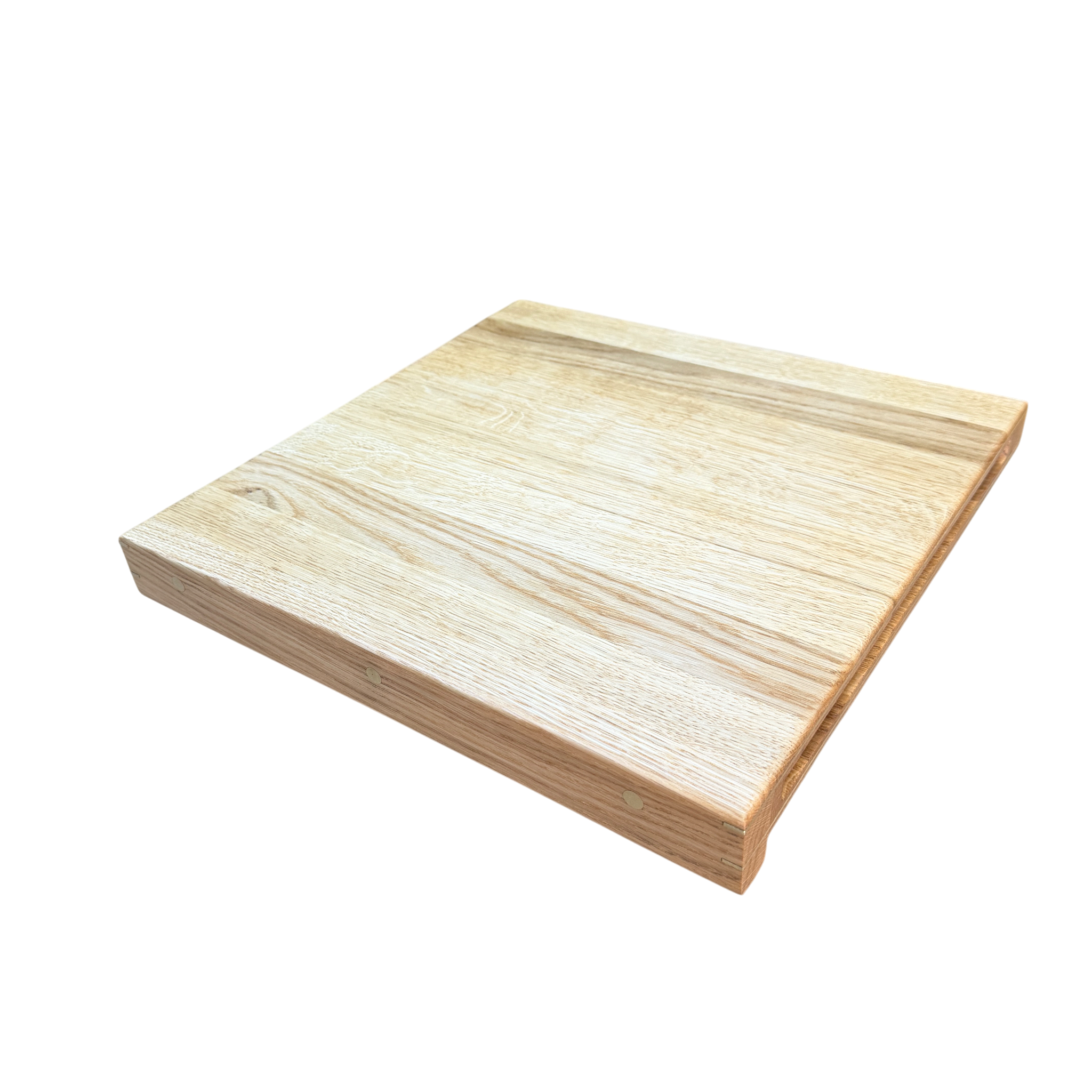 OUTLET „Forefront“-Schneidebrett mit Vorderkante. 61 x 42 cm. Geräucherte Eiche und Messing