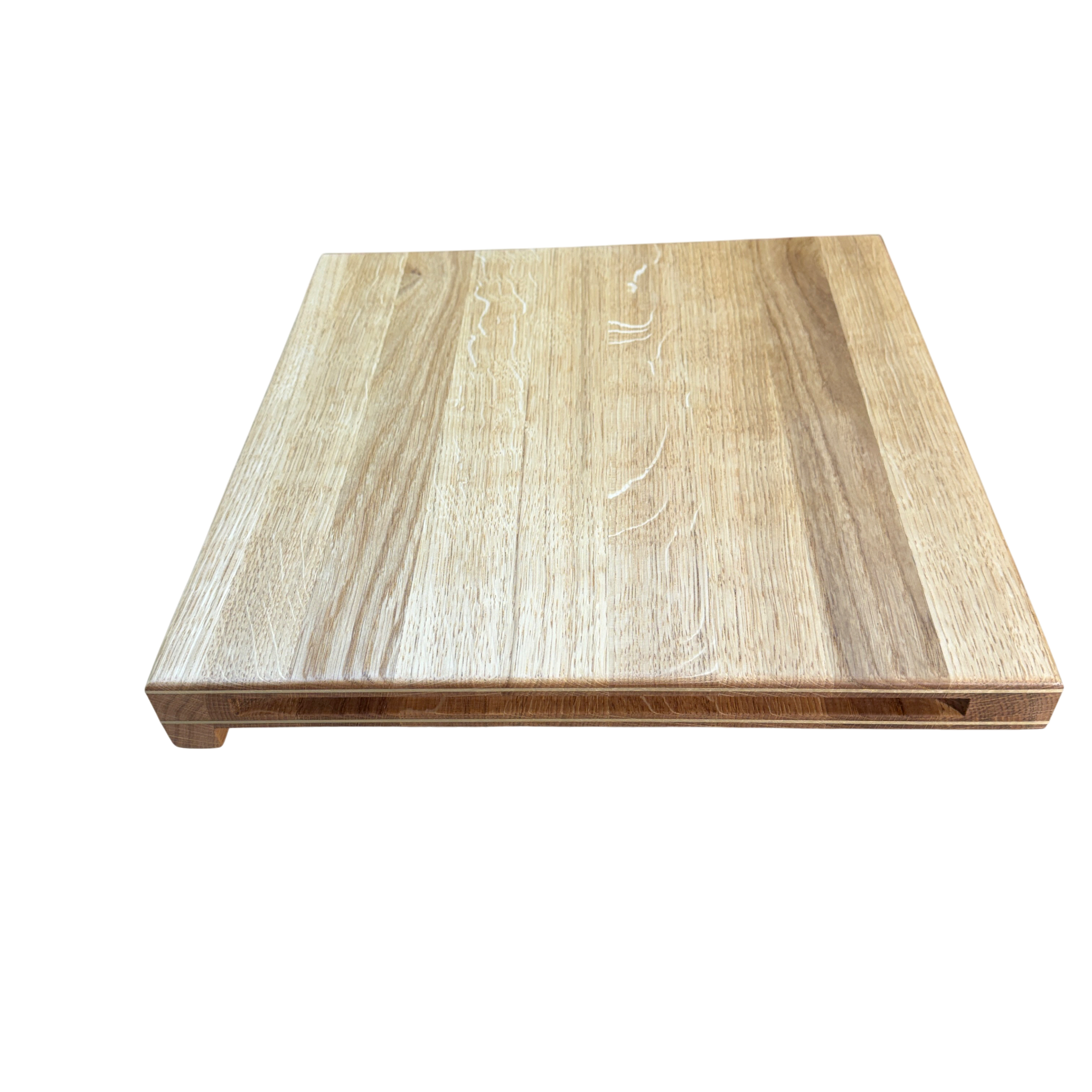 OUTLET „Forefront“-Schneidebrett mit Vorderkante. 61 x 42 cm. Geräucherte Eiche und Messing