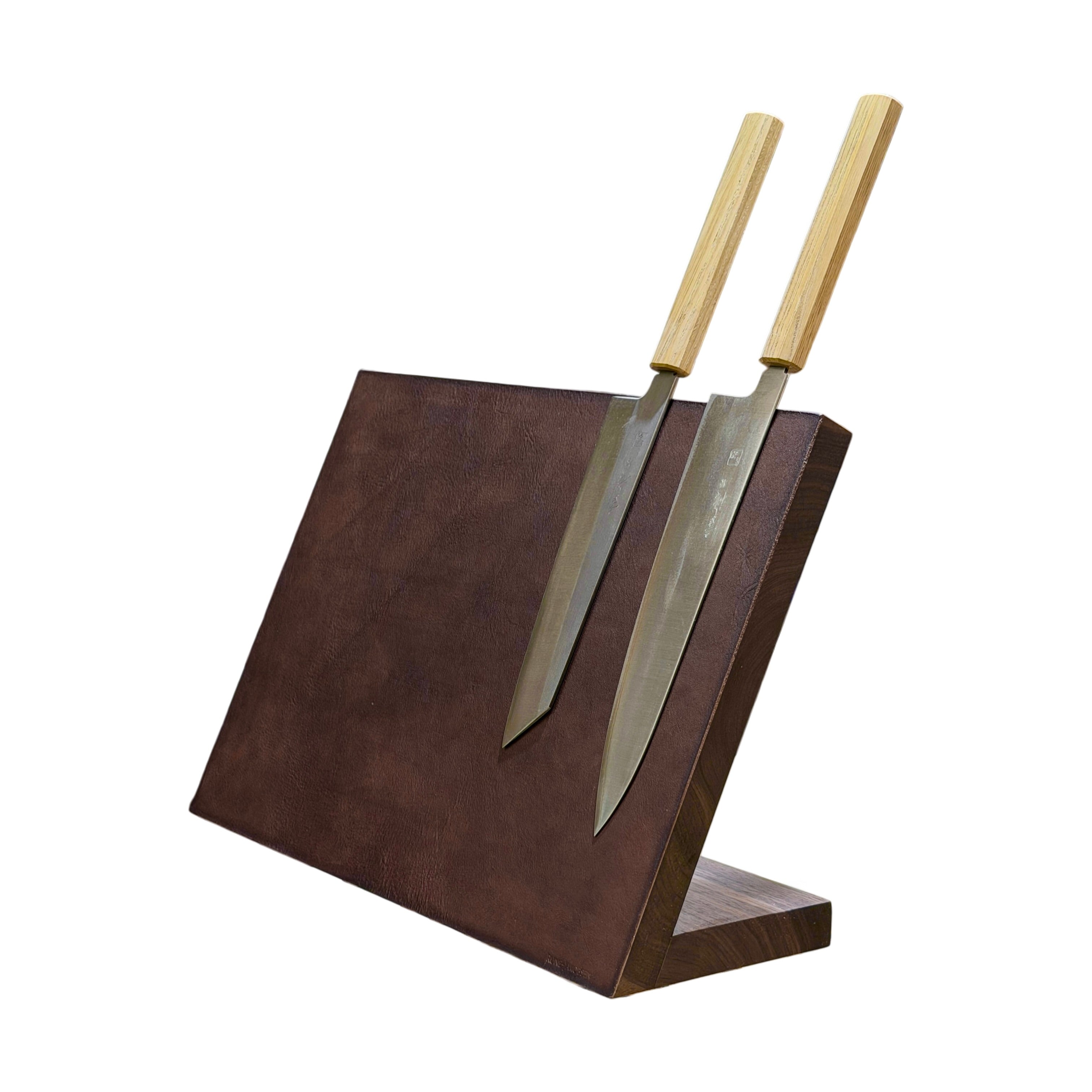 Leather Windswept - Portacoltelli magnetico angolato largo 30 o 40 cm, rivestito in pelle italiana. Altezza 30 cm.