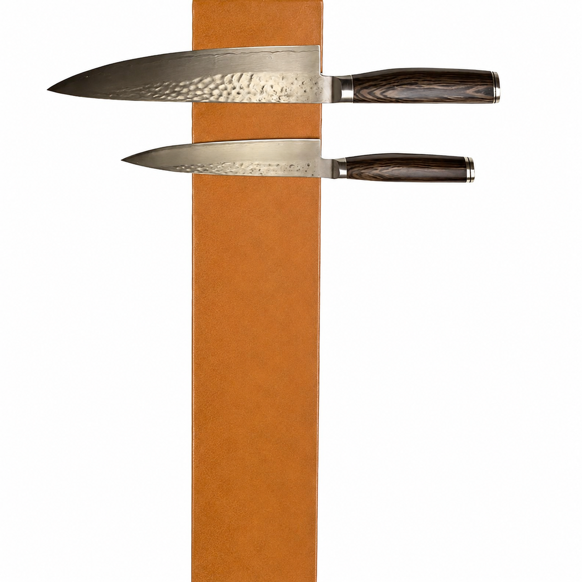 Leather Protected Vertical – bred knivmagnet med lys brun læder til lodret montering, fra Rune-Jakobsen Woodworks