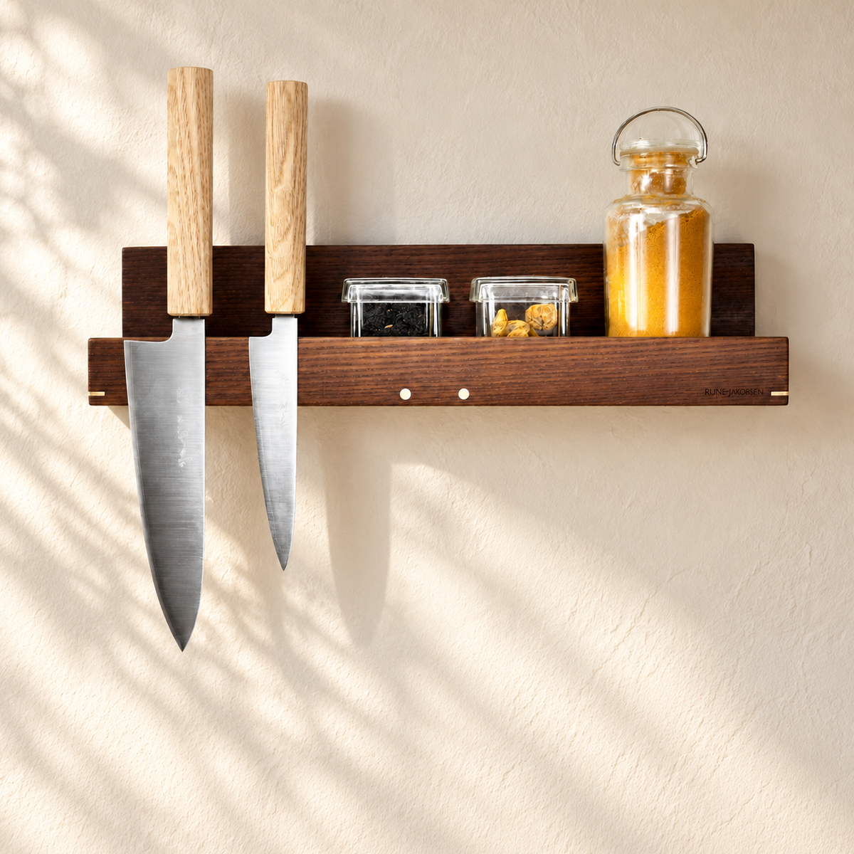 Hack for Knives – væghylde, valnød, fra Rune-Jakobsen Woodworks