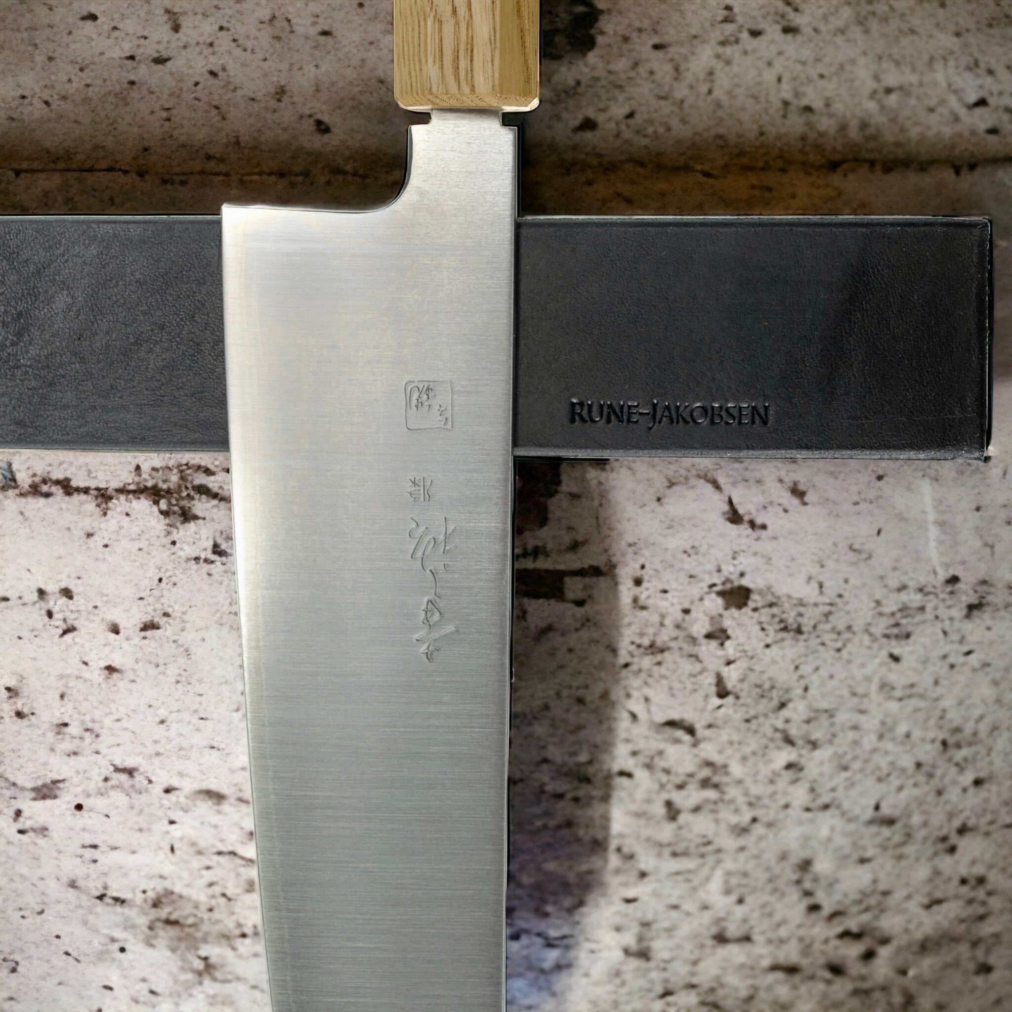 Køb 'Leather protected Version 2.0' knivmagnet med læderfront i længder fra 20 - 80 cm_1 fra Rune - Jakobsen Woodworks hos os