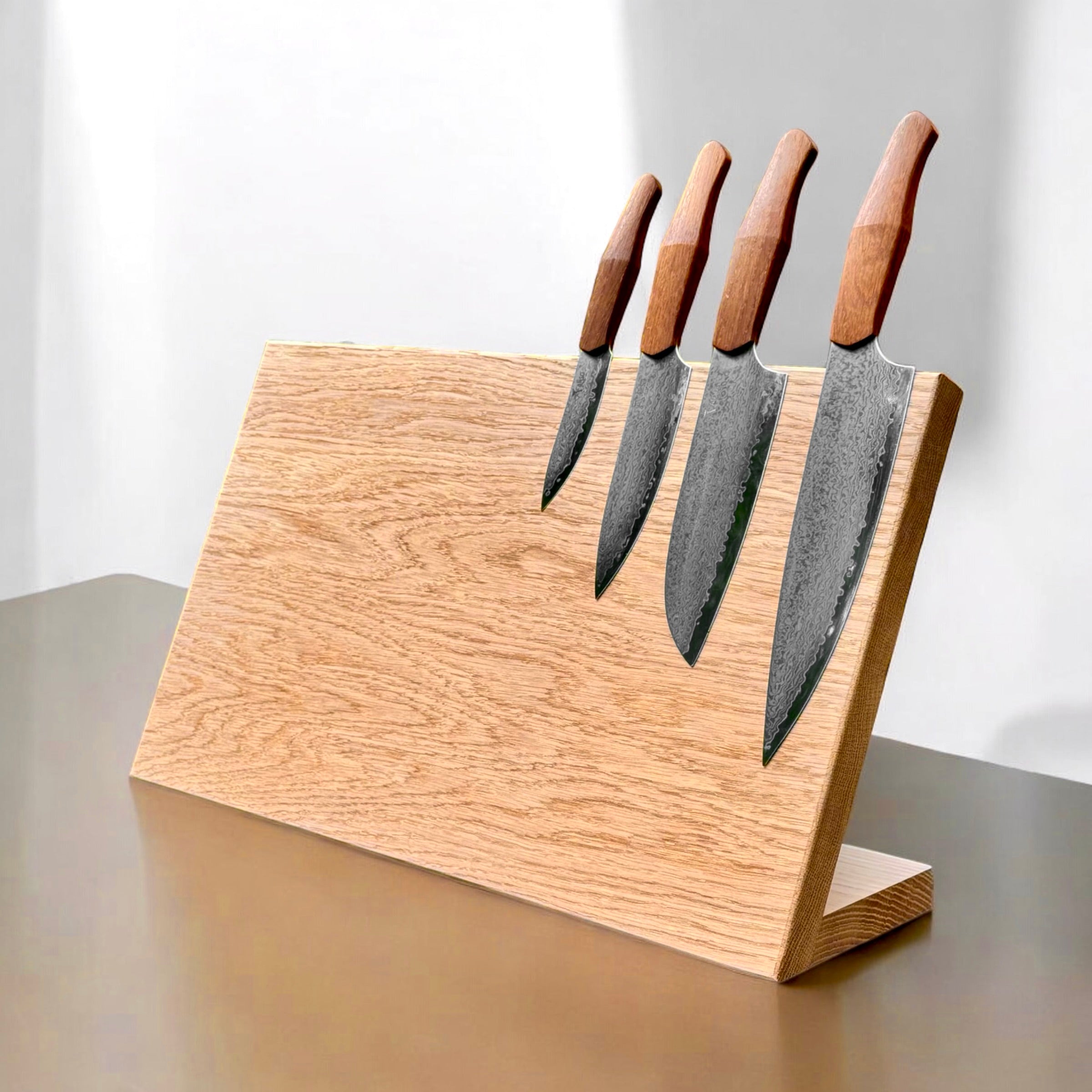 Knivblokke fra Rune - Jakobsen Woodworks. 'Windswept' vinklet knivblok 30x30x2cm / enkeltsidet magnetisk Egetræ _RNJ/WNDS/30X30/EGETR/KNIVB/4598/01