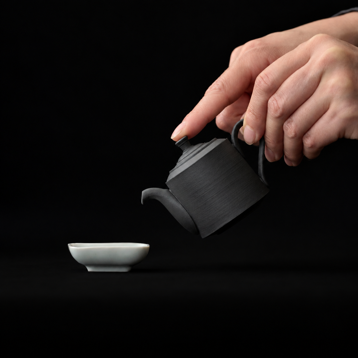 Soy sauce dispenser in the hand – Japanese soy pot in black clay, by Takasuke