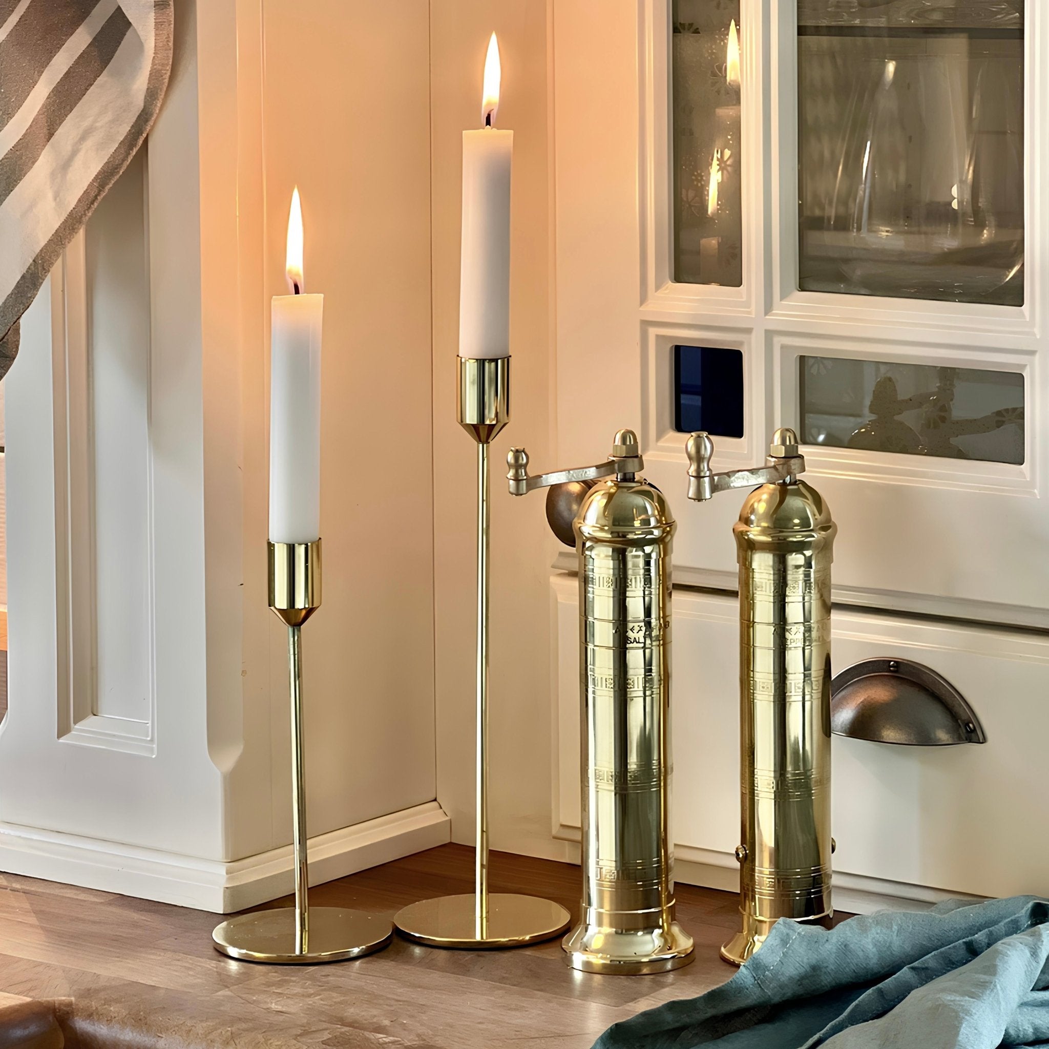 Køb Alexander 'Classic Brass Mill' messing salt og peberkværne 20 cm salt_3 fra Alexander Handcrafted Mills hos os