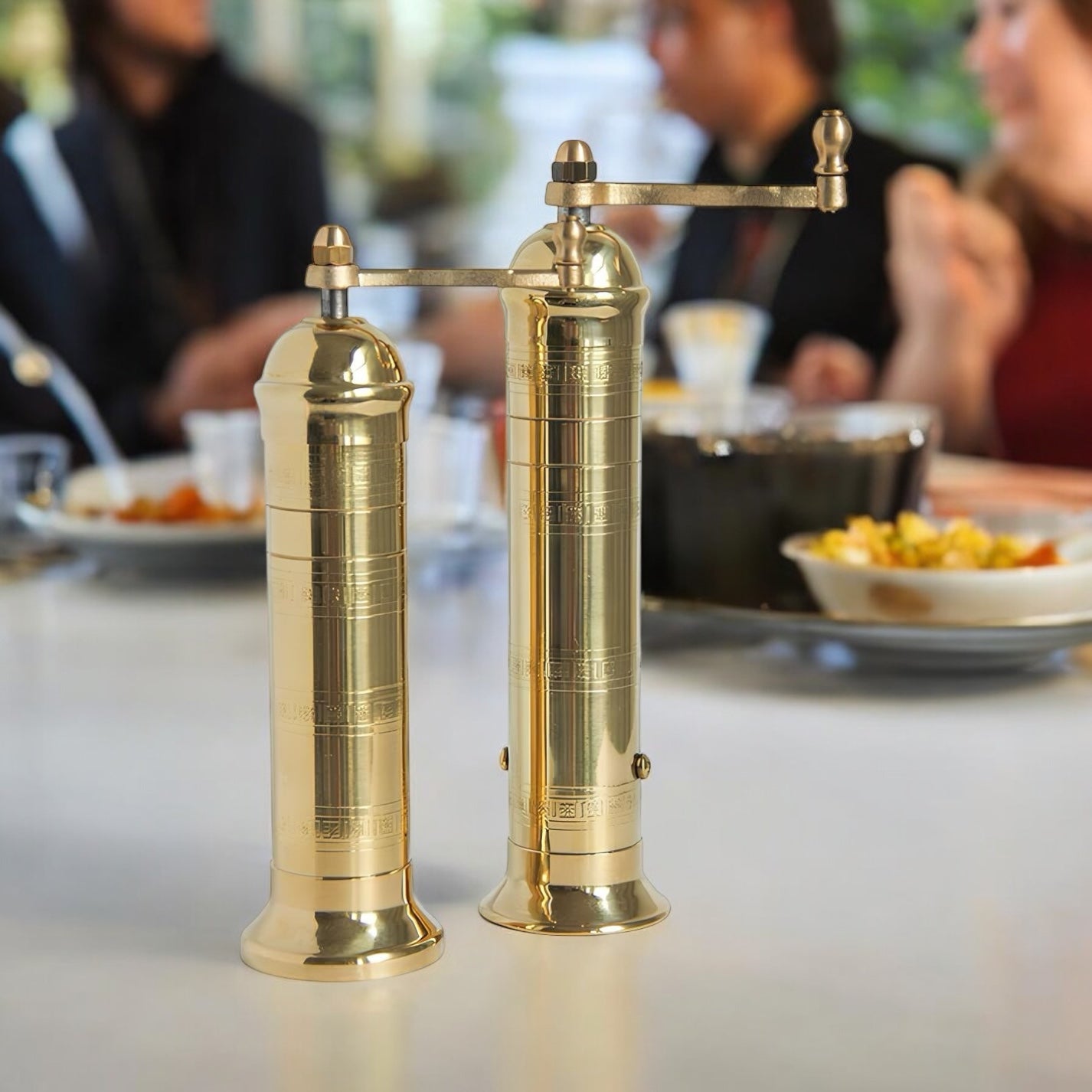 Køb Alexander 'Classic Brass Mill' messing salt og peberkværne 20 cm salt_2 fra Alexander Handcrafted Mills hos os