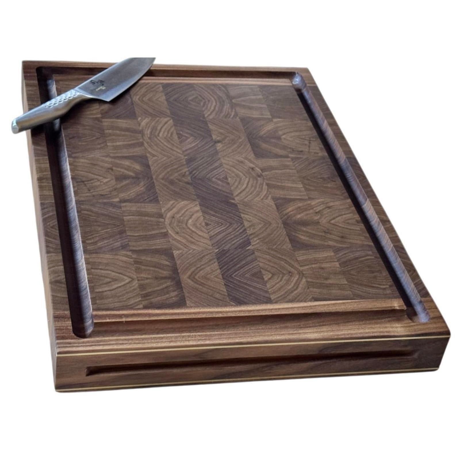 Køb 'Chefs board' skærebræt med kerne i endetræ og retvendt håndgreb med messingdetaljer 40x30x5 cm_3 fra Rune - Jakobsen Woodworks hos os