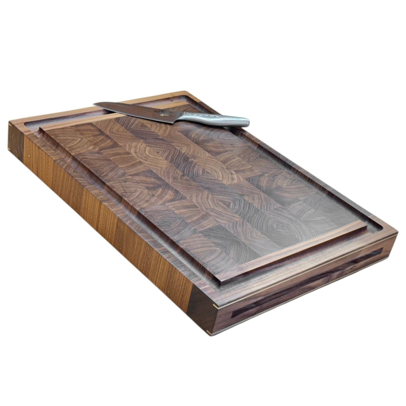 Rune - Jakobsen Design Chefs Board. 5 cm tykt skærebræt med kerne i endetræ og retvendt håndgreb med messingdetaljer. Størrelser fra 40x30 cm - 60x40 cm 40x30x5 cm Skærebrætter_14