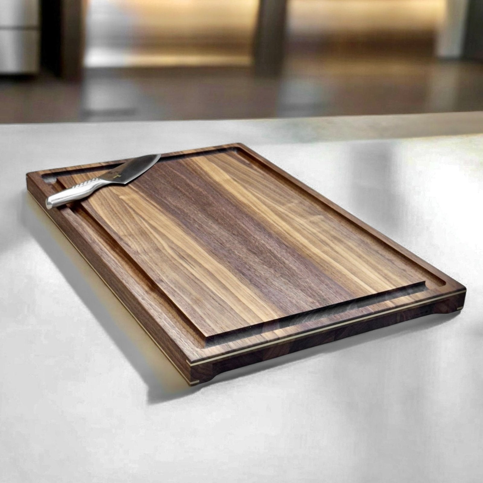 Rune - Jakobsen Woodworks 'Grounded' skærebræt med asymmetriske messingdetaljer 40x30x3 cm_5