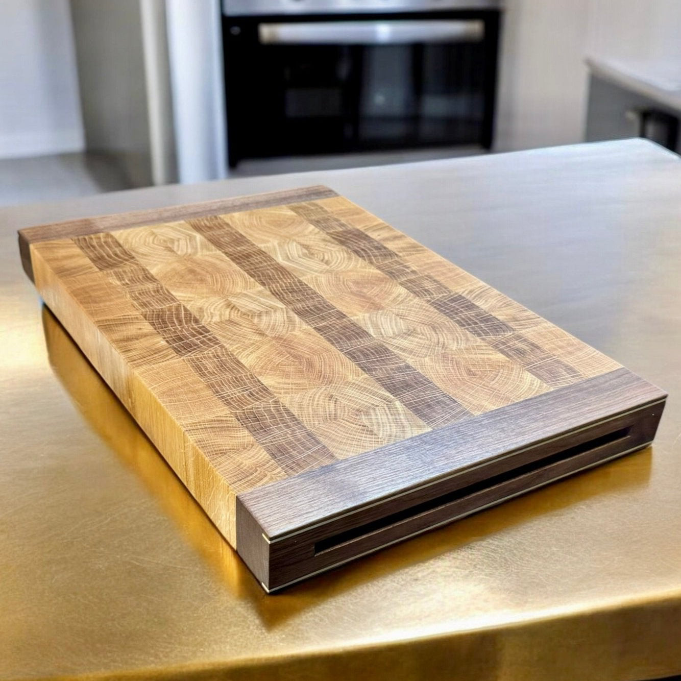 Køb 'Chefs board' skærebræt med kerne i endetræ og messingdetaljer 40x30x5 cm_4 fra Rune - Jakobsen Woodworks hos os