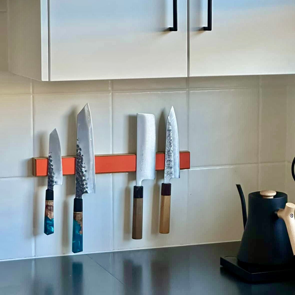 Rune - Jakobsen Woodworks 'Colors🌈' magnetiske knivskinner med linoleum i længder fra 30 - 80 cm 20 cm_1