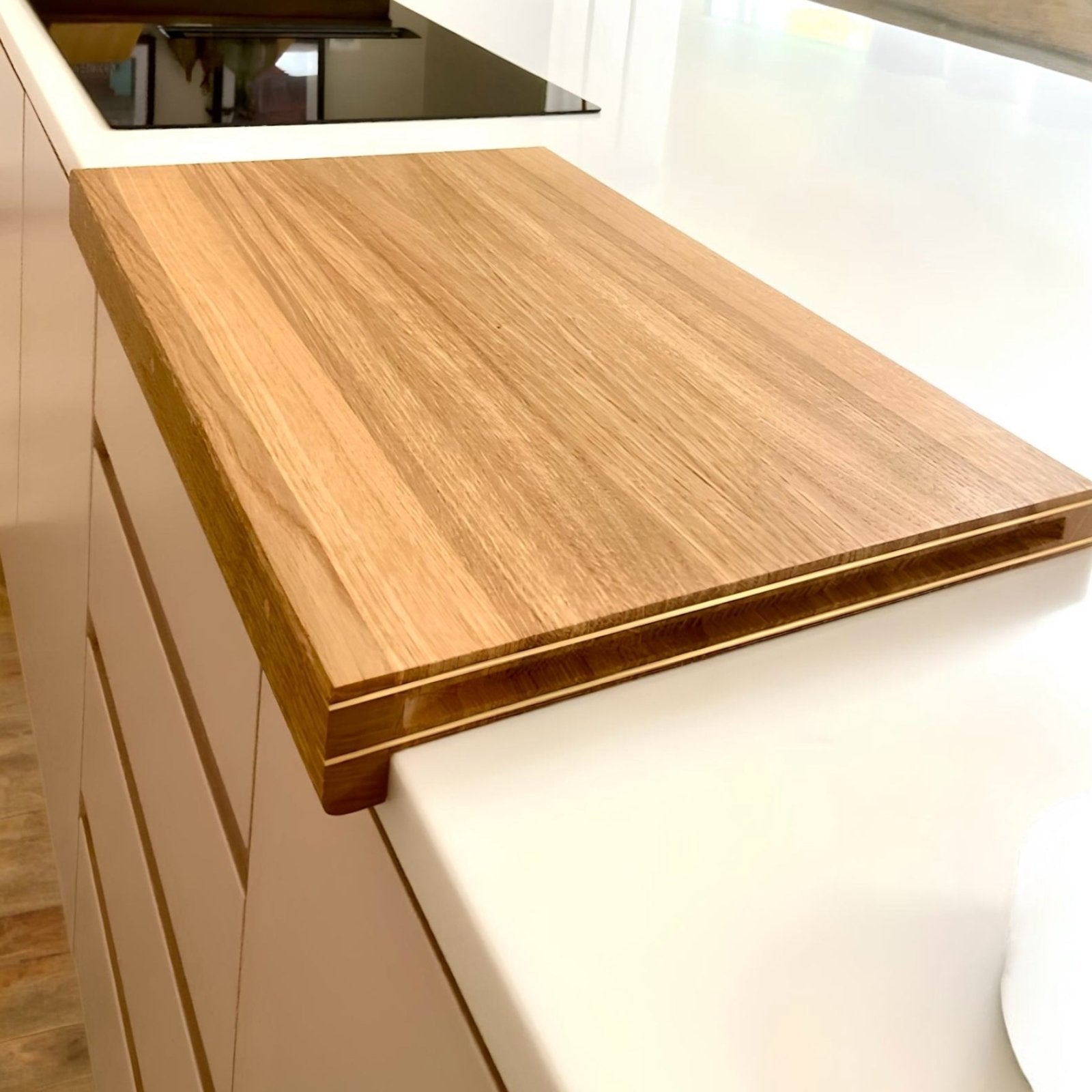 Køb 'Forefront' skærebræt med træforkant og detaljer i messing  60x40x3 cm_4 fra Rune - Jakobsen Woodworks hos os