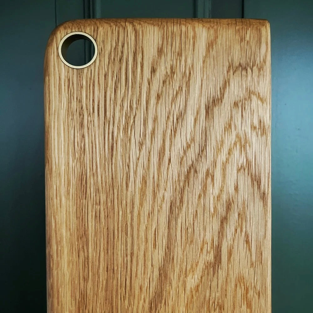 Petite planche de service en chêne massif avec anneau en laiton 40x15 cm