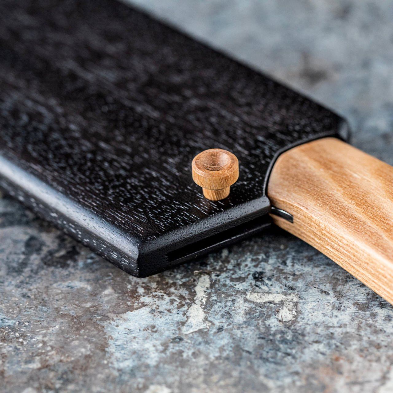 Santoku køkkenknive fra Ansø of Denmark Gastro. 'NJORD' Santoku køkkenkniv Egetræ _NSF/NJRD/EGETR/SANTO/3497/01
