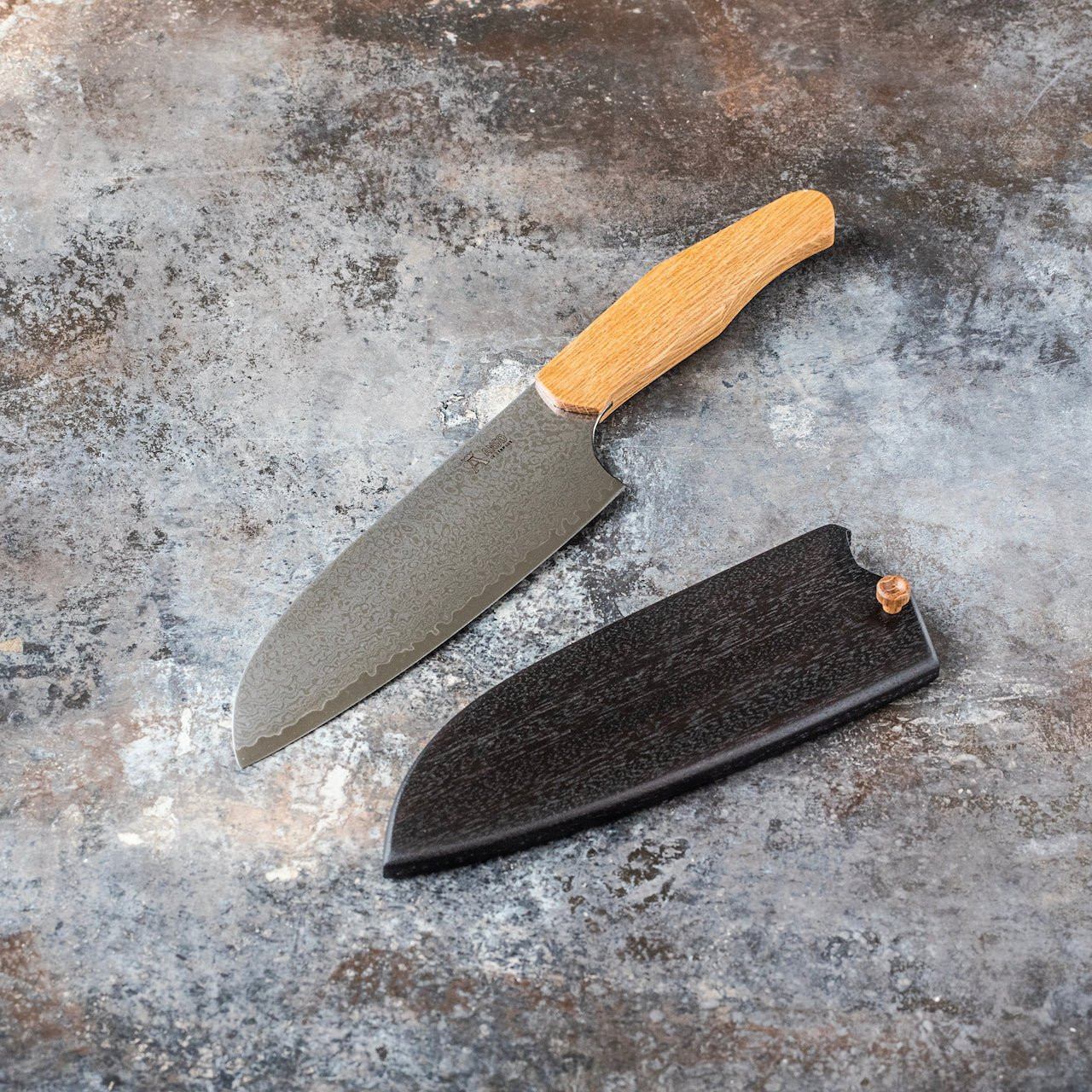 Santoku køkkenknive fra Ansø of Denmark Gastro. 'NJORD' Santoku køkkenkniv Egetræ _NSF/NJRD/EGETR/SANTO/3497/01