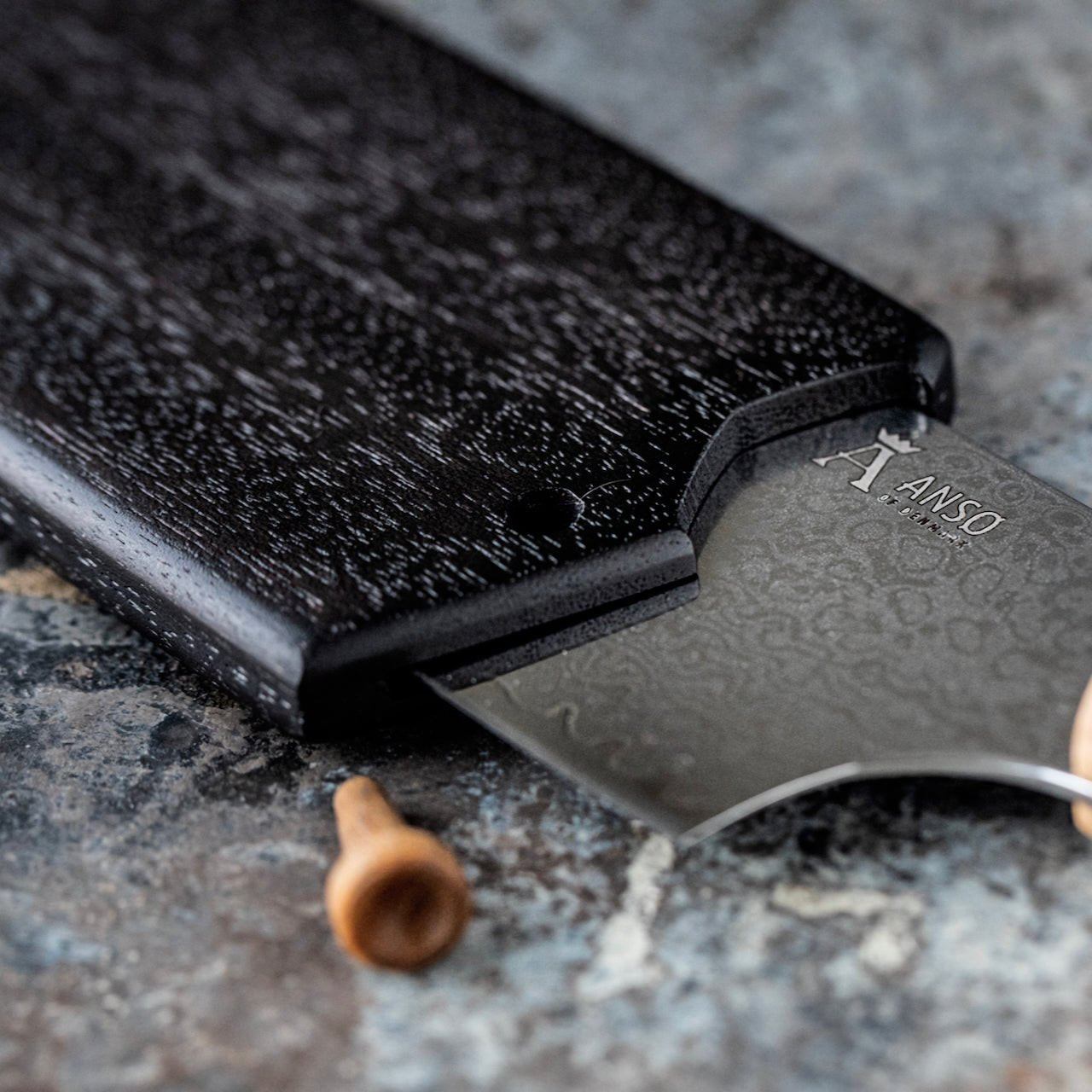 Santoku køkkenknive fra Ansø of Denmark Gastro. 'NJORD' Santoku køkkenkniv Egetræ _NSF/NJRD/EGETR/SANTO/3497/01