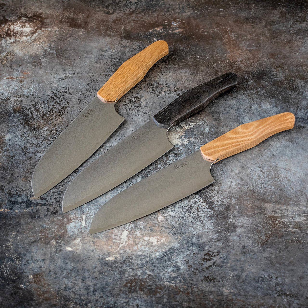 Santoku køkkenknive fra Ansø of Denmark Gastro. 'NJORD' Santoku køkkenkniv Egetræ _NSF/NJRD/EGETR/SANTO/3497/01