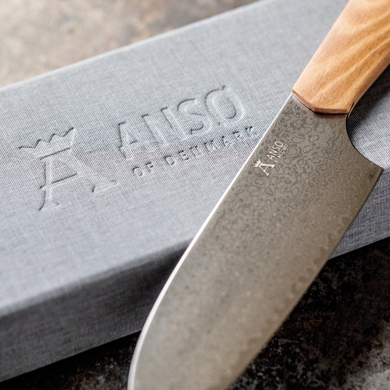 Santoku køkkenknive fra Ansø of Denmark Gastro. 'NJORD' Santoku køkkenkniv Egetræ _NSF/NJRD/EGETR/SANTO/3497/01