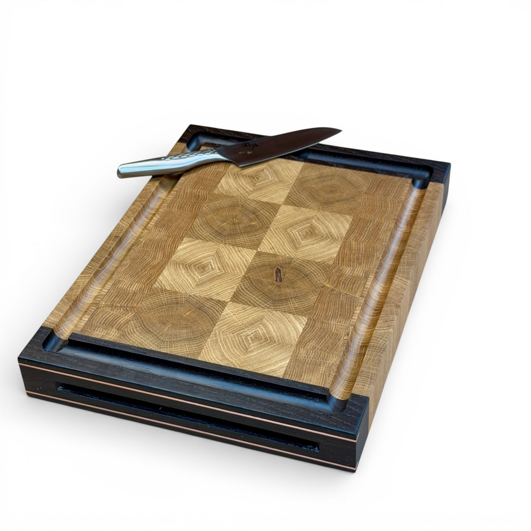 Rune - Jakobsen Design Chefs Board. 5 cm tykt skærebræt med kerne i endetræ og retvendt håndgreb med messingdetaljer. Størrelser fra 40x30 cm - 60x40 cm Skærebrætter_38