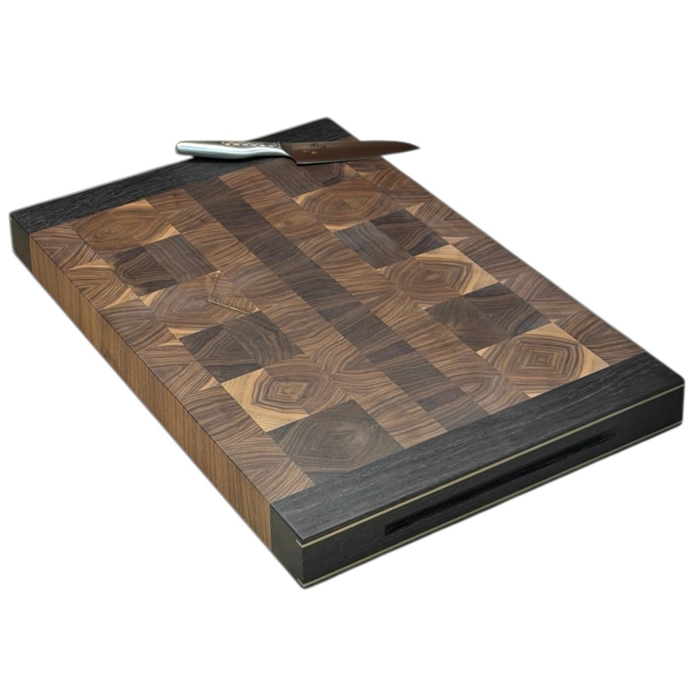 Rune - Jakobsen Design Chefs Board. 5 cm tykt skærebræt med kerne i endetræ og retvendt håndgreb med messingdetaljer. Størrelser fra 40x30 cm - 60x40 cm Skærebrætter_16
