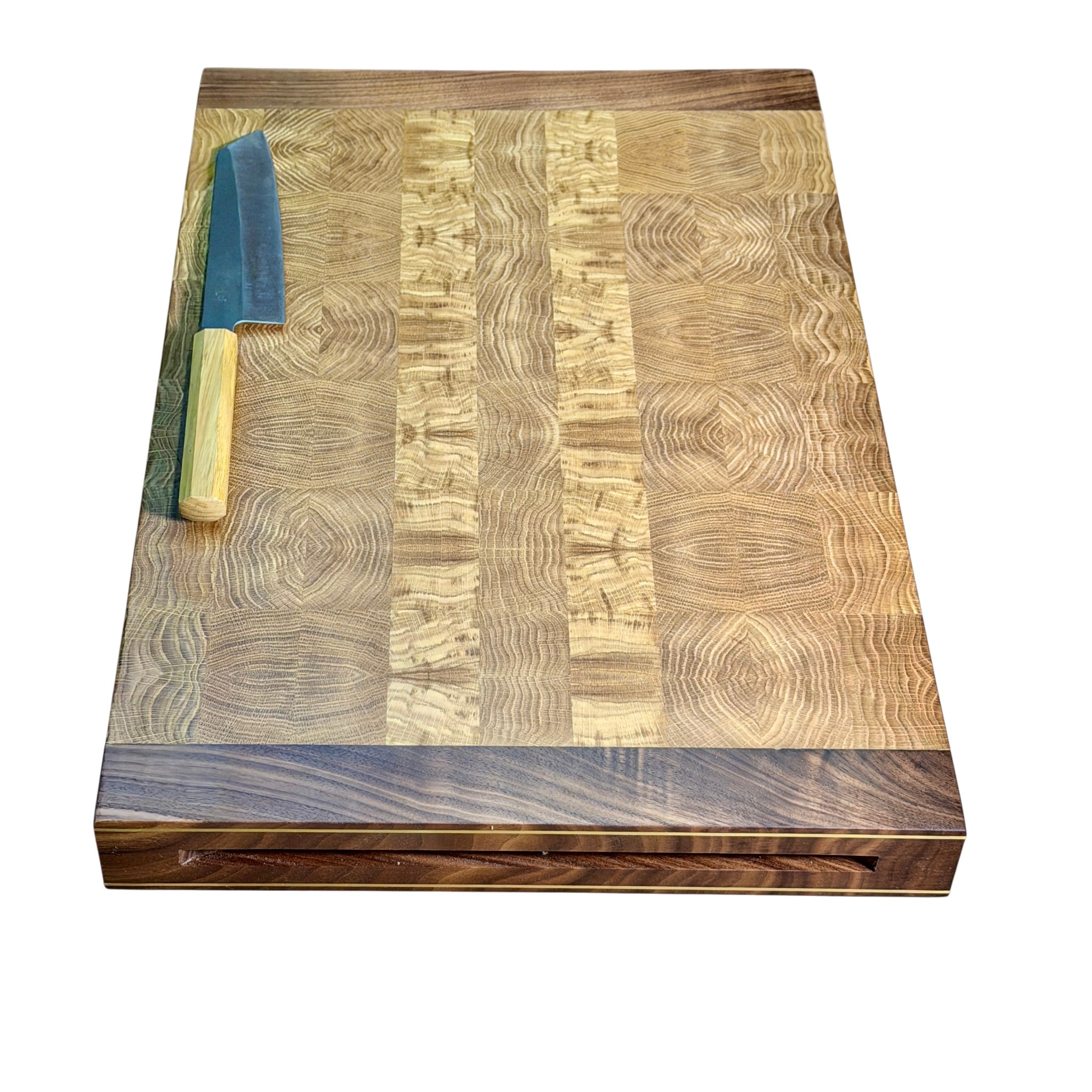 Rune - Jakobsen Design Chefs Board. 5 cm tykt skærebræt med kerne i endetræ og retvendt håndgreb med messingdetaljer. Størrelser fra 40x30 cm - 60x40 cm 40x30x5 cm Skærebrætter_29