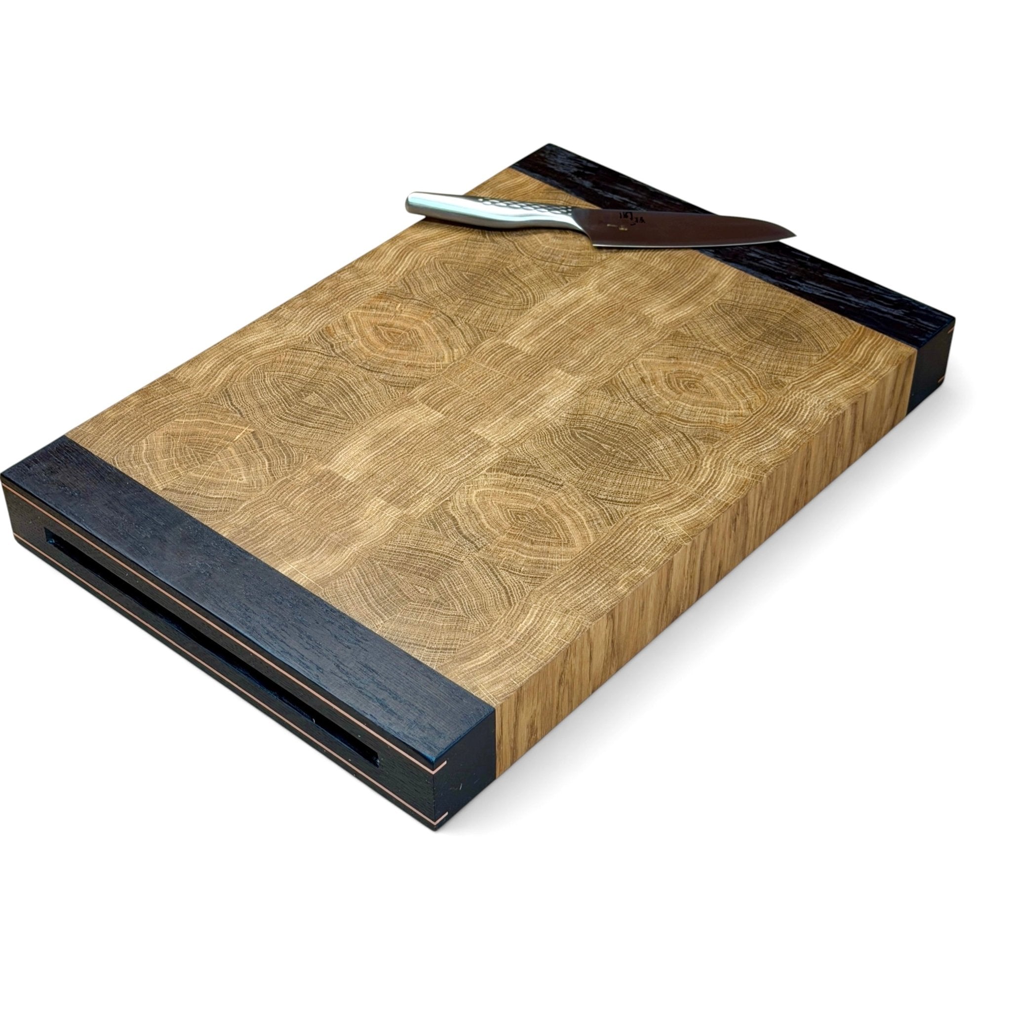 Rune - Jakobsen Design Chefs Board. 5 cm tykt skærebræt med kerne i endetræ og retvendt håndgreb med messingdetaljer. Størrelser fra 40x30 cm - 60x40 cm Skærebrætter_4