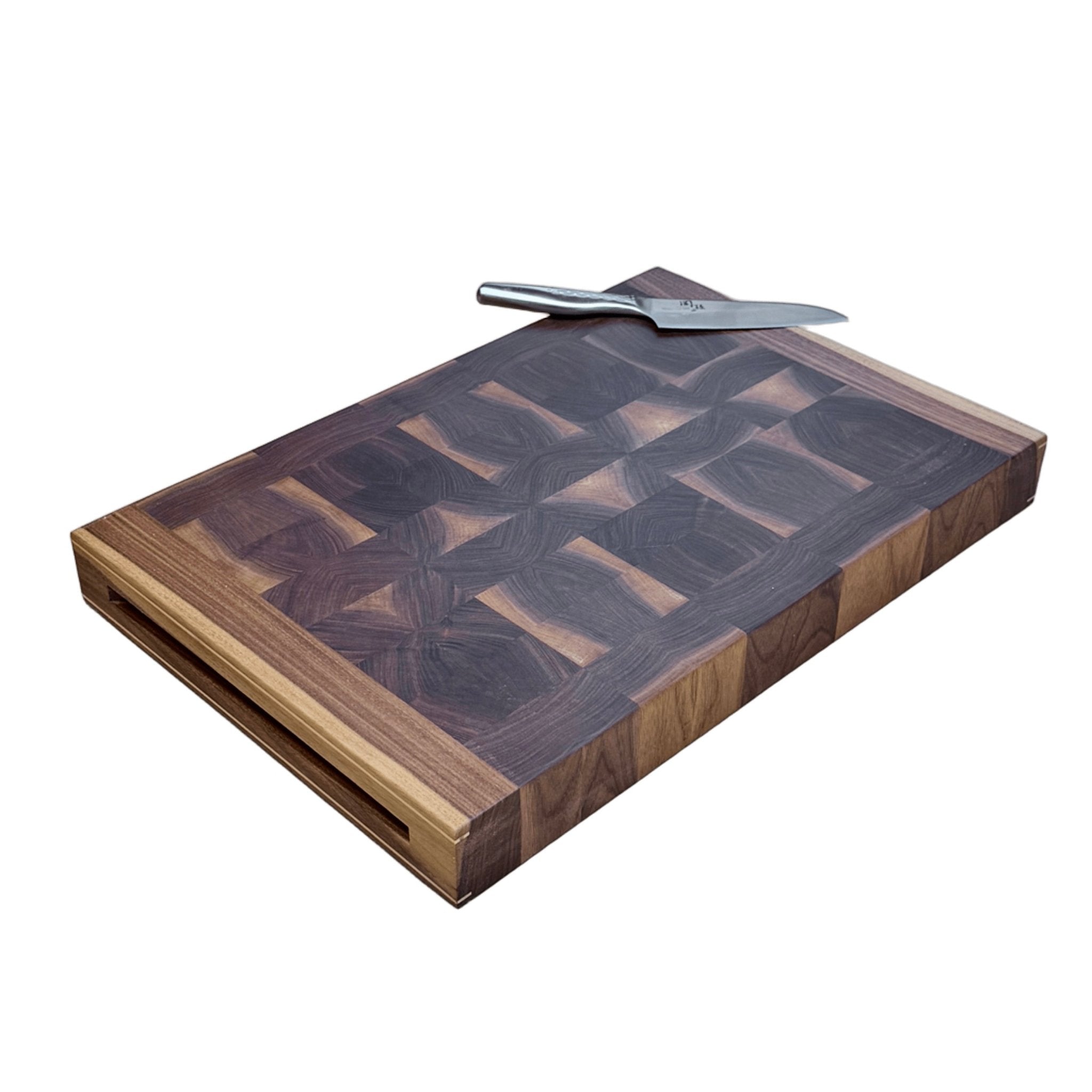 Rune - Jakobsen Design Chefs Board. 5 cm tykt skærebræt med kerne i endetræ og retvendt håndgreb med messingdetaljer. Størrelser fra 40x30 cm - 60x40 cm 40x30x5 cm Skærebrætter_4