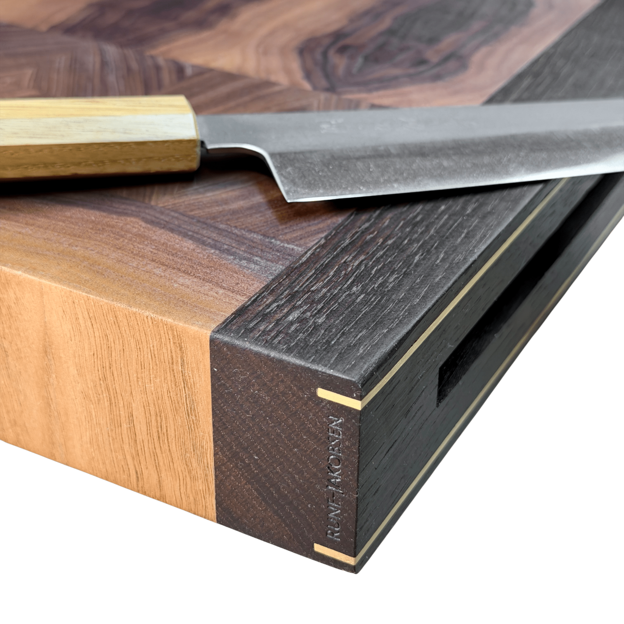 Rune - Jakobsen Design Chefs Board. 5 cm tykt skærebræt med kerne i endetræ og retvendt håndgreb med messingdetaljer. Størrelser fra 40x30 cm - 60x40 cm Skærebrætter_25