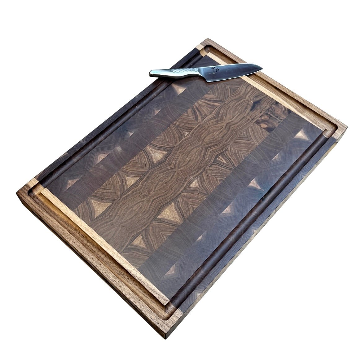 Rune - Jakobsen Design Chefs Board. 5 cm tykt skærebræt med kerne i endetræ og retvendt håndgreb med messingdetaljer. Størrelser fra 40x30 cm - 60x40 cm 50x35x5 cm Skærebrætter_12