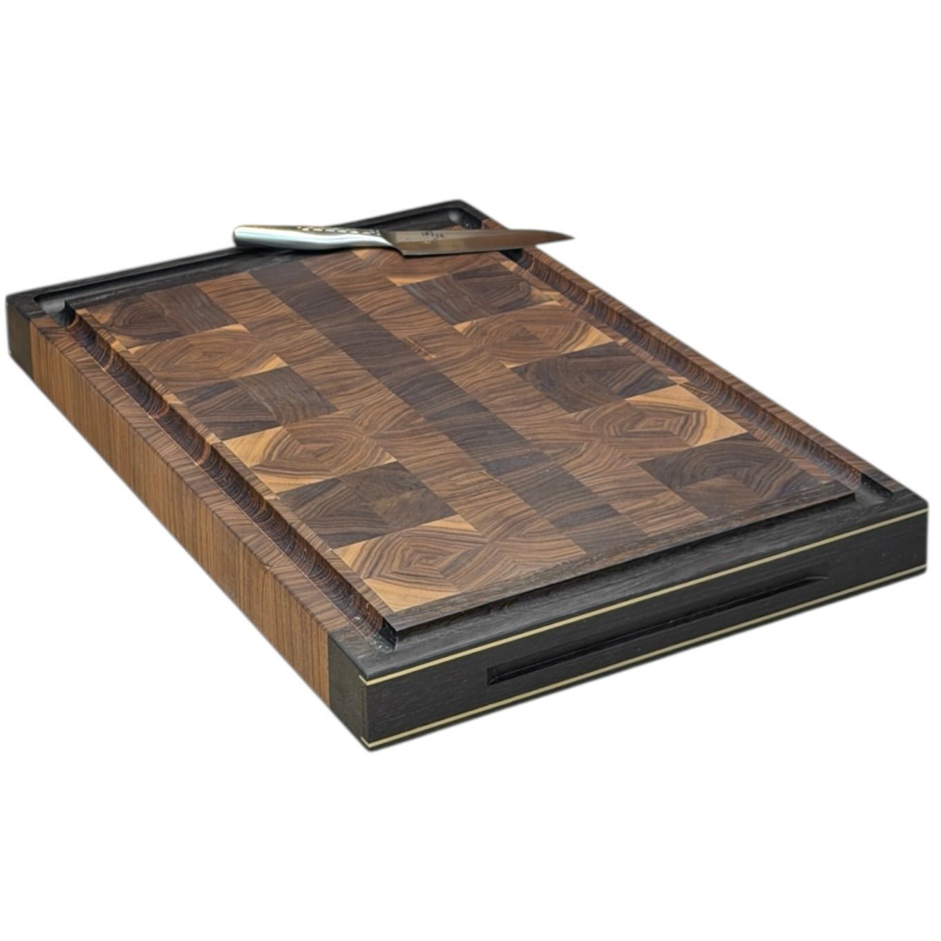 Rune - Jakobsen Design Chefs Board. 5 cm tykt skærebræt med kerne i endetræ og retvendt håndgreb med messingdetaljer. Størrelser fra 40x30 cm - 60x40 cm 50x35x5 cm Skærebrætter_17