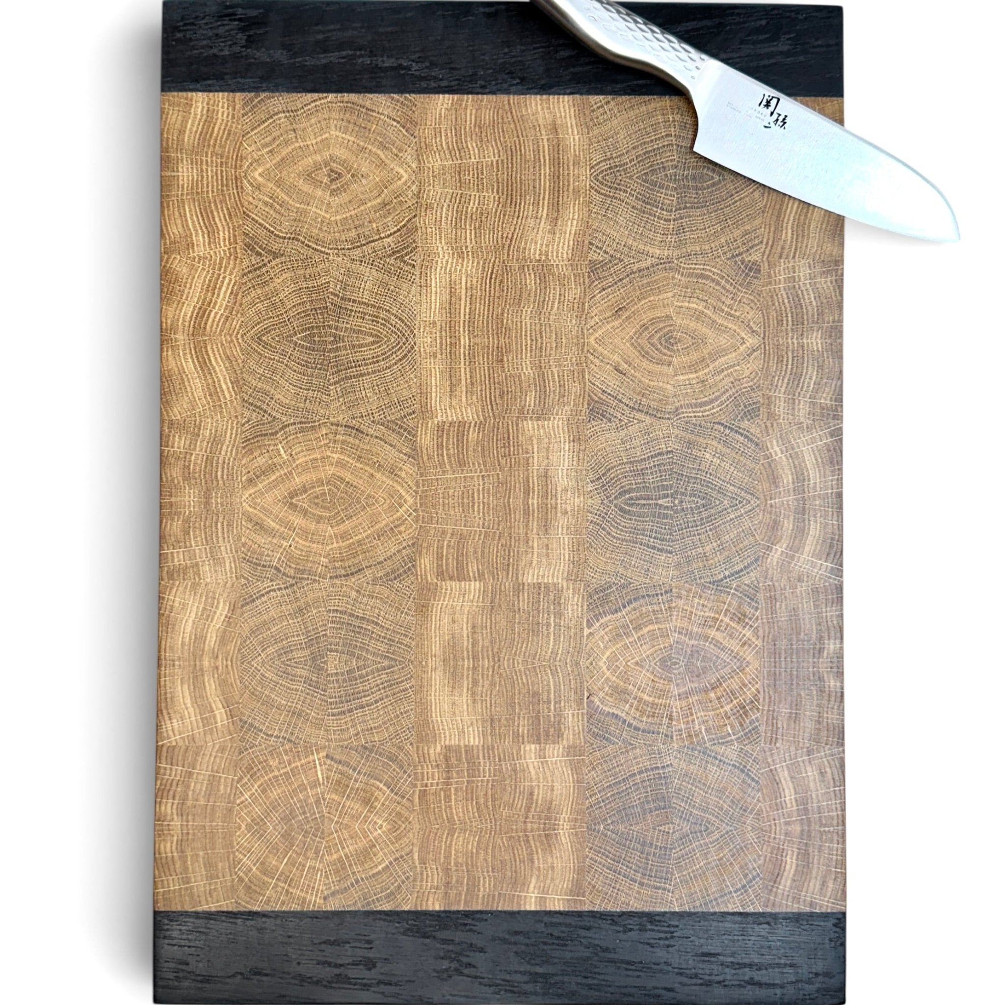 Rune - Jakobsen Design Chefs Board. 5 cm tykt skærebræt med kerne i endetræ og retvendt håndgreb med messingdetaljer. Størrelser fra 40x30 cm - 60x40 cm Skærebrætter_37