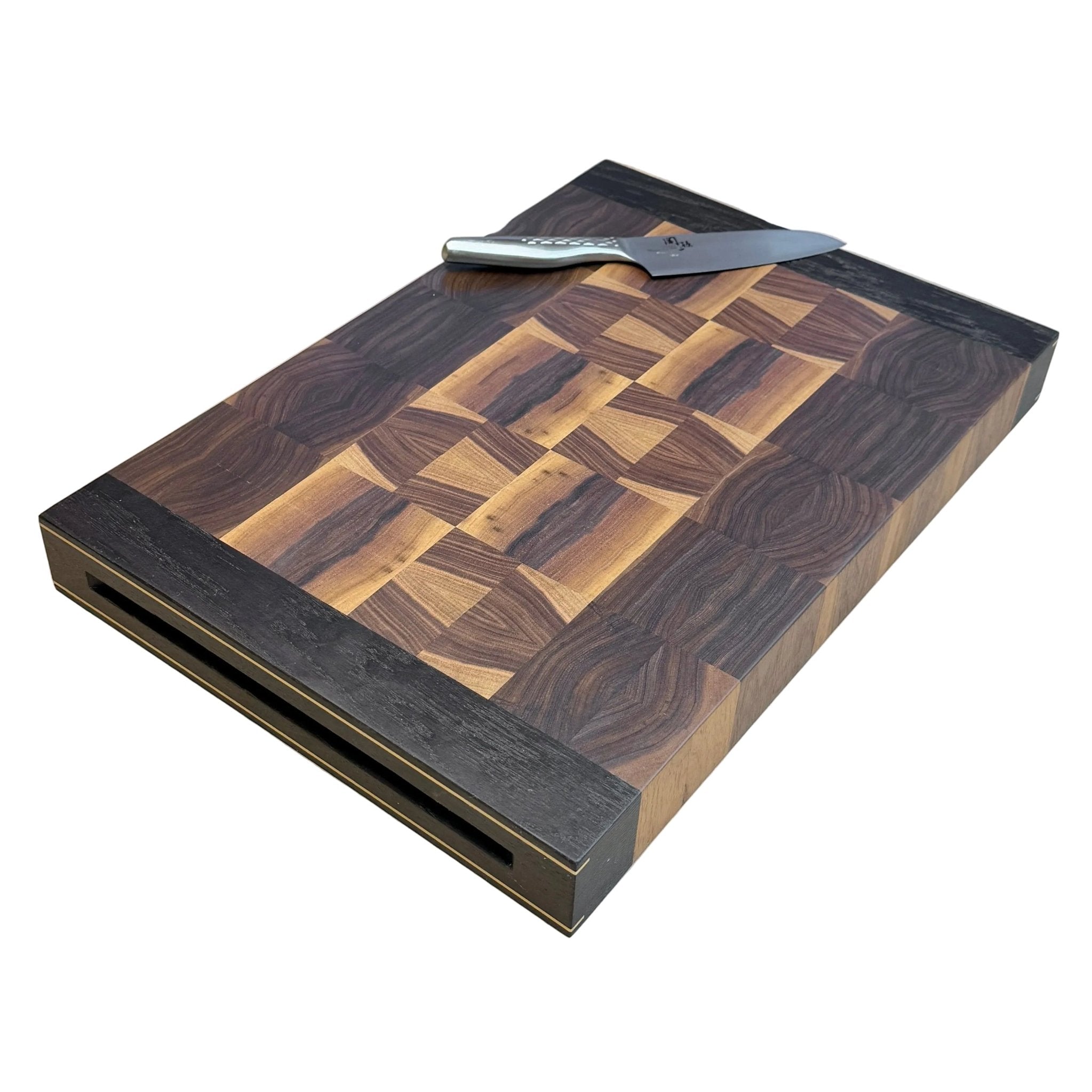 Rune - Jakobsen Design Chefs Board. 5 cm tykt skærebræt med kerne i endetræ og retvendt håndgreb med messingdetaljer. Størrelser fra 40x30 cm - 60x40 cm 50x35x5 cm Skærebrætter_4