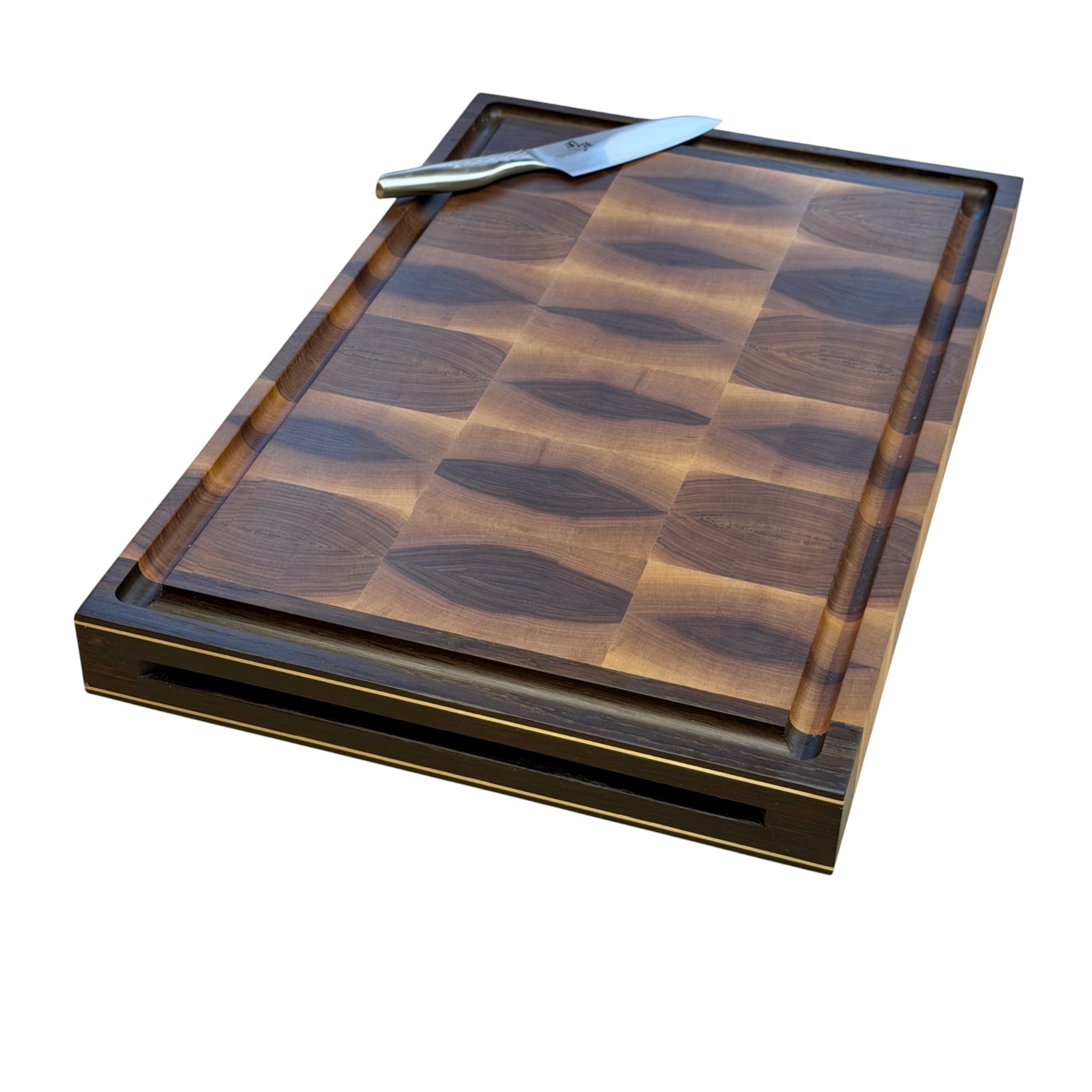 Rune - Jakobsen Design Chefs Board. 5 cm tykt skærebræt med kerne i endetræ og retvendt håndgreb med messingdetaljer. Størrelser fra 40x30 cm - 60x40 cm 50x35x5 cm Skærebrætter_4