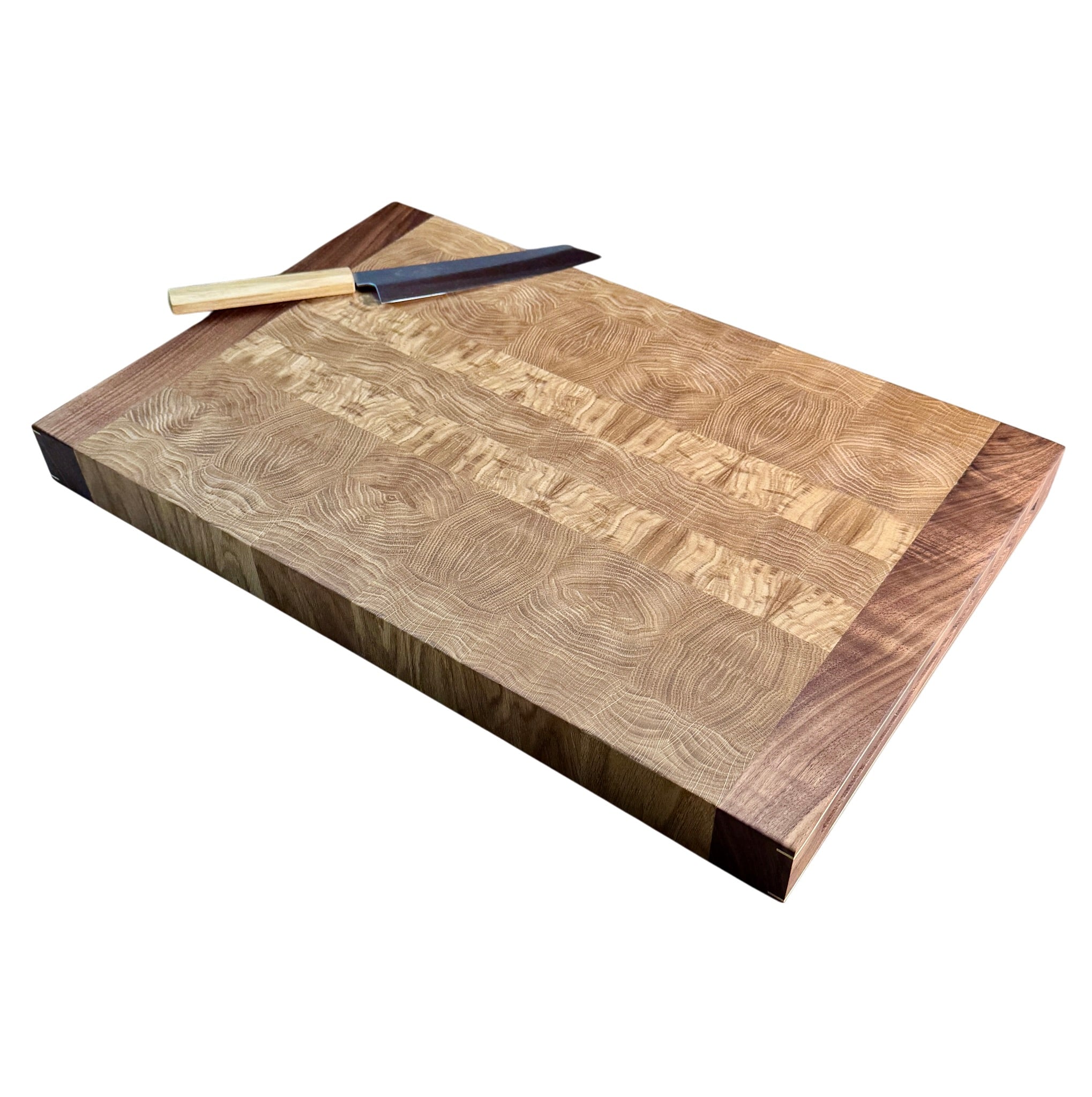 Rune - Jakobsen Design Chefs Board. 5 cm tykt skærebræt med kerne i endetræ og retvendt håndgreb med messingdetaljer. Størrelser fra 40x30 cm - 60x40 cm 50x35x5 cm Skærebrætter_23