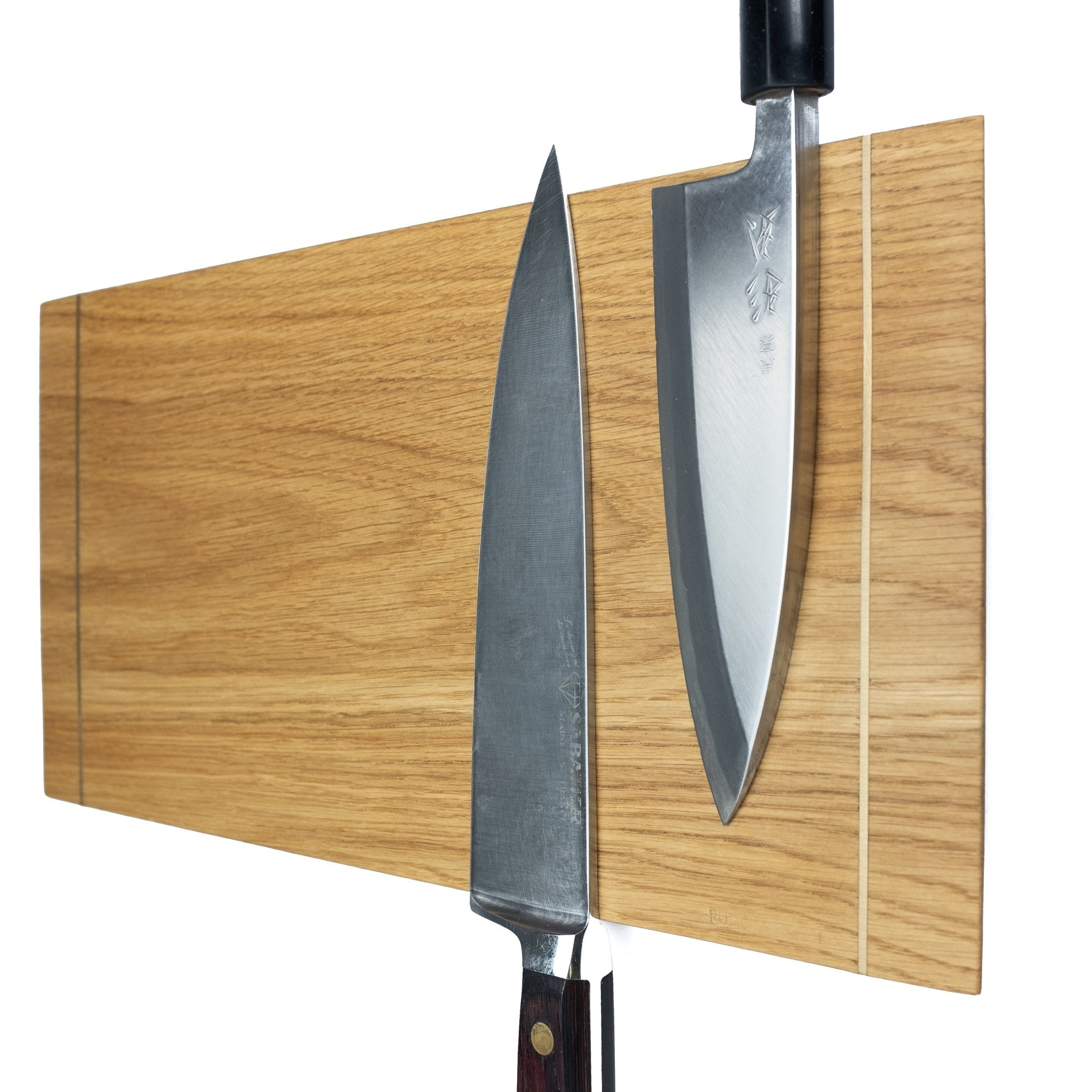 Rune - Jakobsen Woodworks Defined - bred knivmagnet i bredder fra 10 - 28 cm og længder fra 40 - 80 cm. Til vertikal eller horisontal montering. Knivskinner by Rune - Jakobsen Design