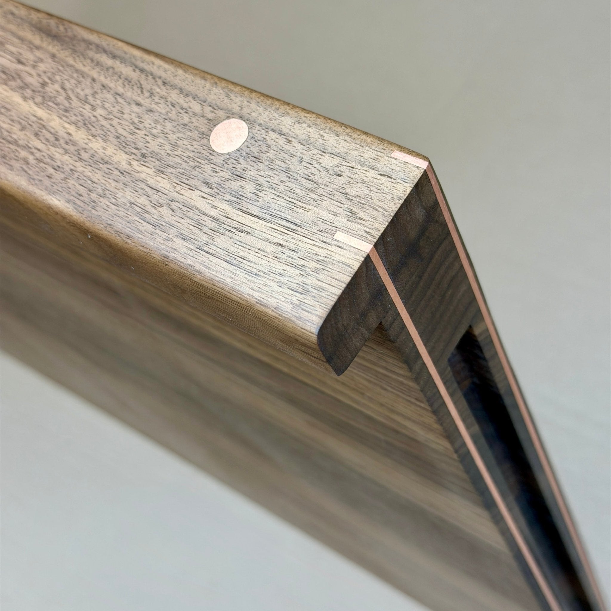 Rune - Jakobsen Design Forefront. 3 cm tykt skærebræt med forkant og detaljer i messing, kobber eller aluminium. Størrelser fra 40x40 cm - 80x50 cm 40x40x3 cm Skærebrætter_11