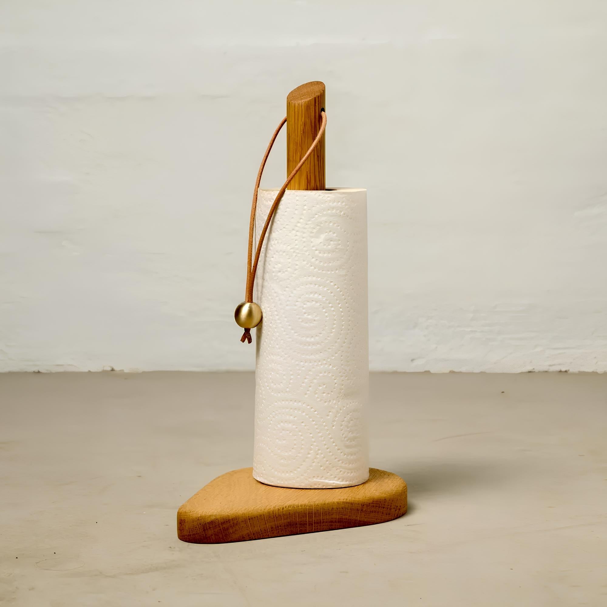 Rune - Jakobsen Design Køkkenrulleholder “Svanen” – massiv eg, læder og messing. Vaser_5