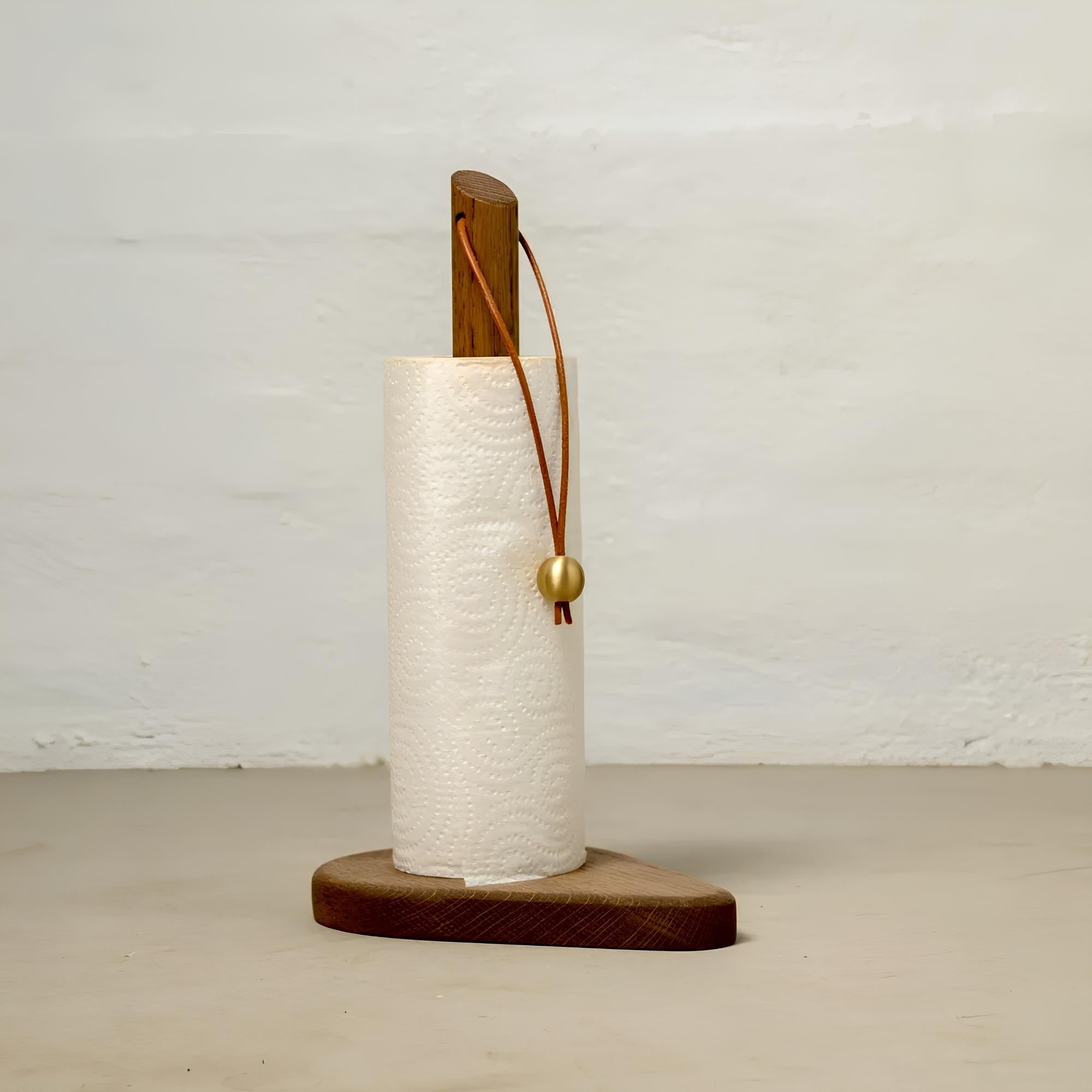 Rune - Jakobsen Design Køkkenrulleholder “Svanen” – massiv eg, læder og messing. Vaser_3