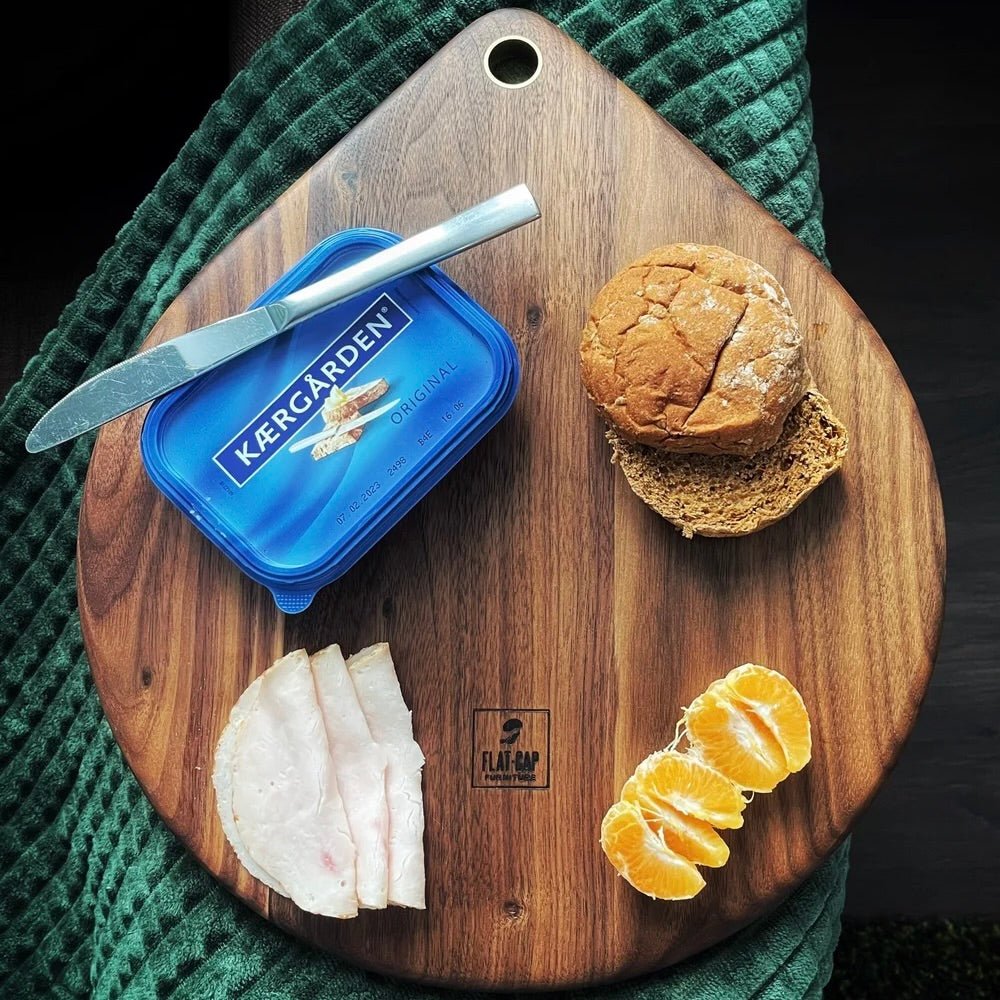 Rune - Jakobsen Design Tear Drop serveringsbræt Ø35 cm i massiv valnød med messingsring Serving board_1