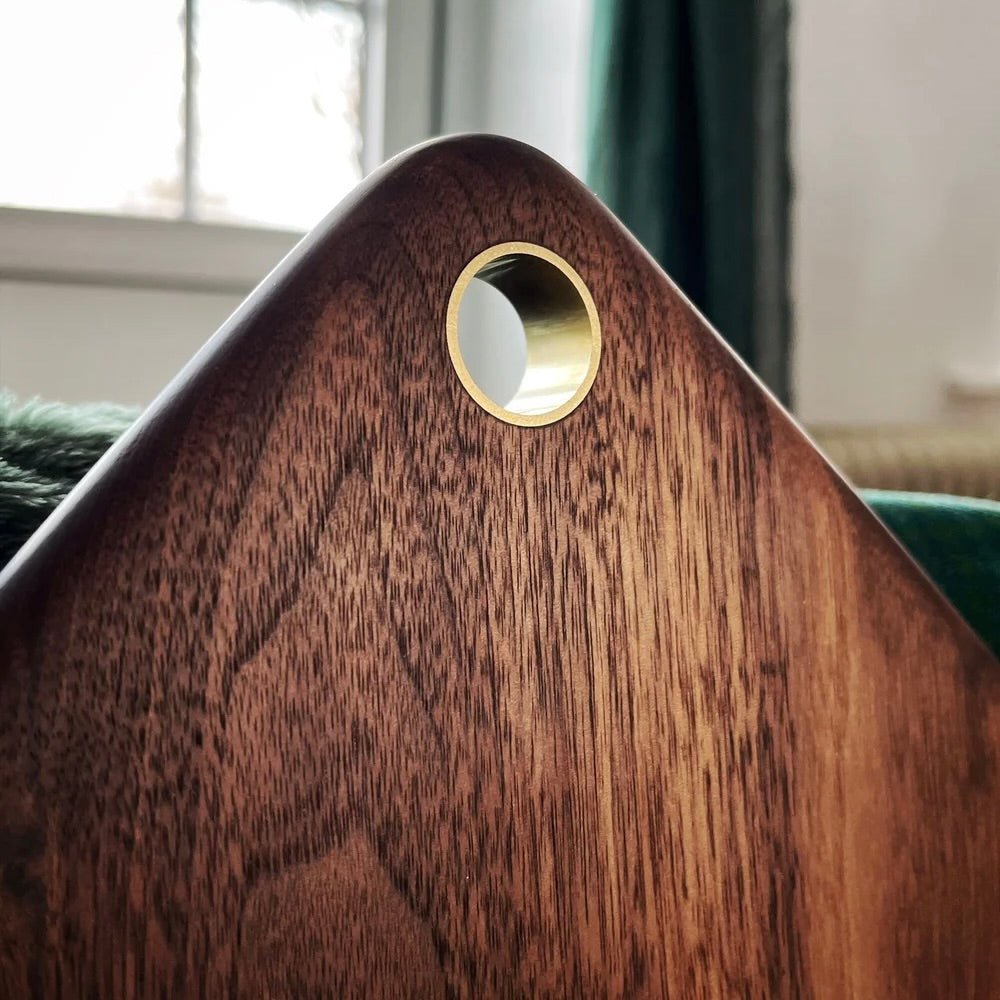 Rune - Jakobsen Design Tear Drop serveringsbræt Ø35 cm i massiv valnød med messingsring Serving board_4