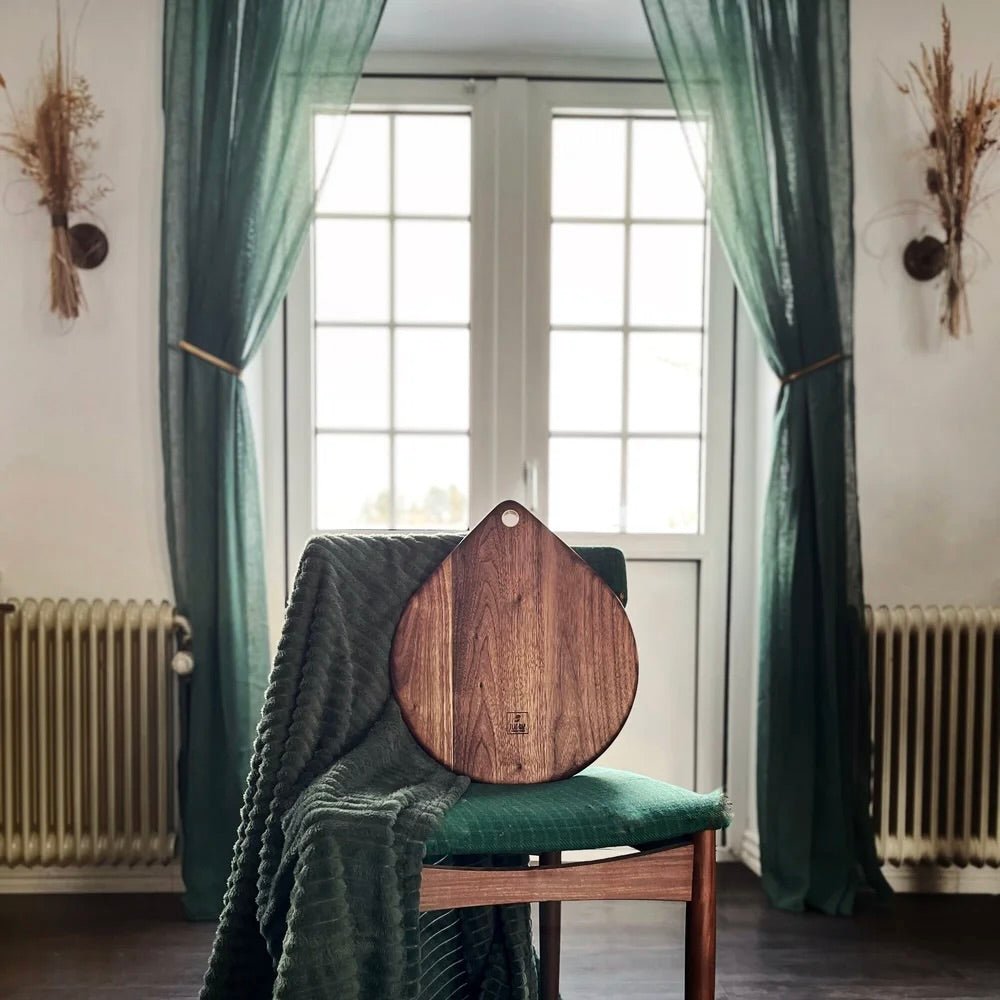 Rune - Jakobsen Design Tear Drop serveringsbræt Ø35 cm i massiv valnød med messingsring Serving board_2