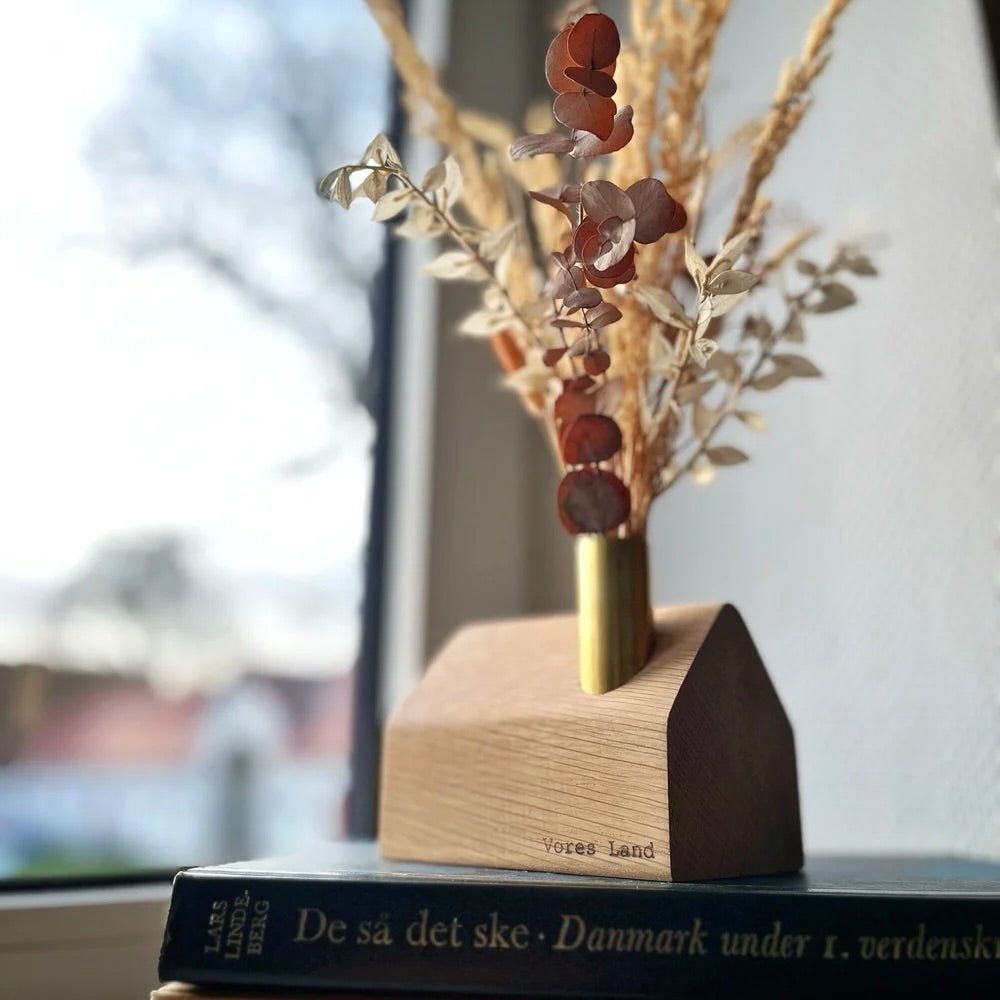 Rune - Jakobsen Design 'Vores Land' Hus – håndlavet i eg eller valnød med messingdetaljer Home Decor_4