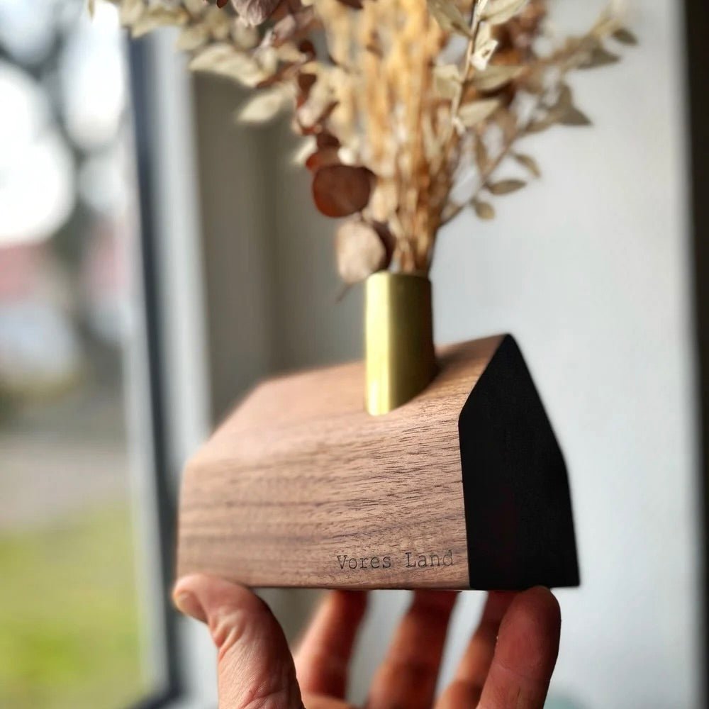 Rune - Jakobsen Design 'Vores Land' Hus – håndlavet i eg eller valnød med messingdetaljer Home Decor_3