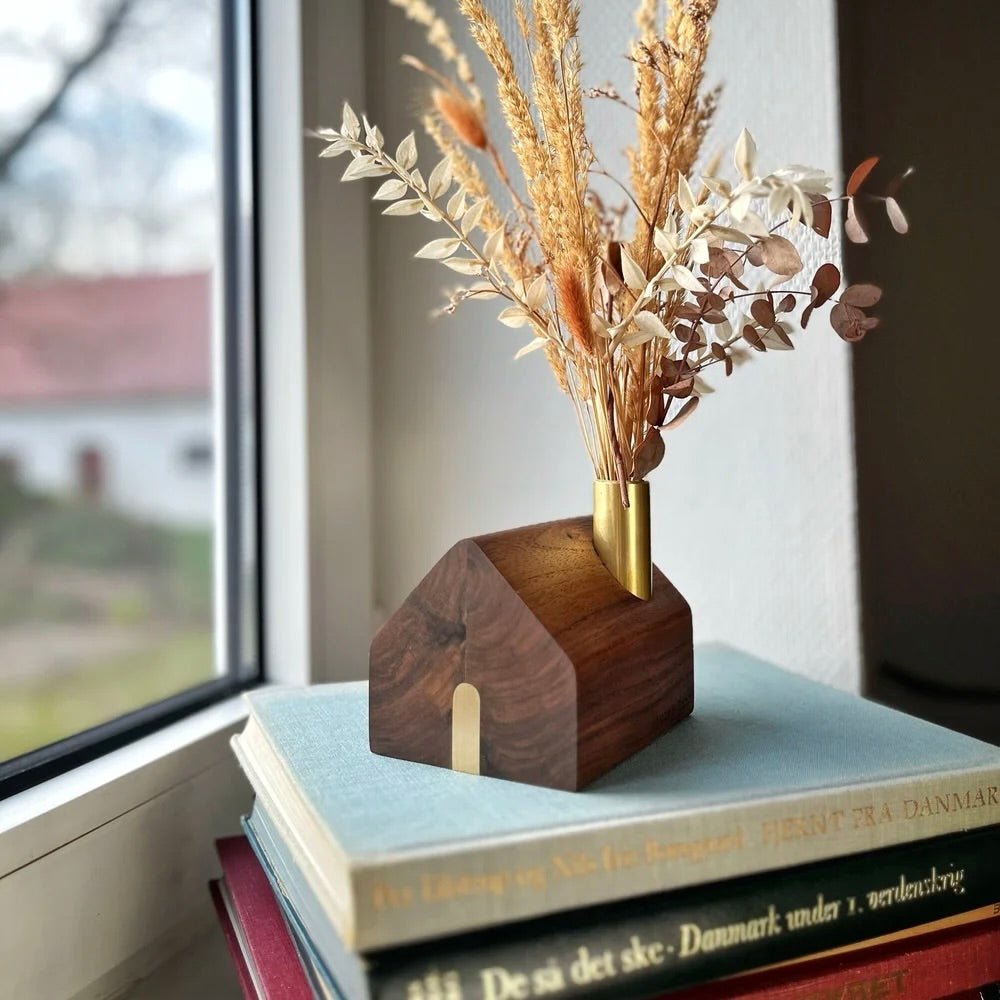 Rune - Jakobsen Design 'Vores Land' Hus – håndlavet i eg eller valnød med messingdetaljer Home Decor_1